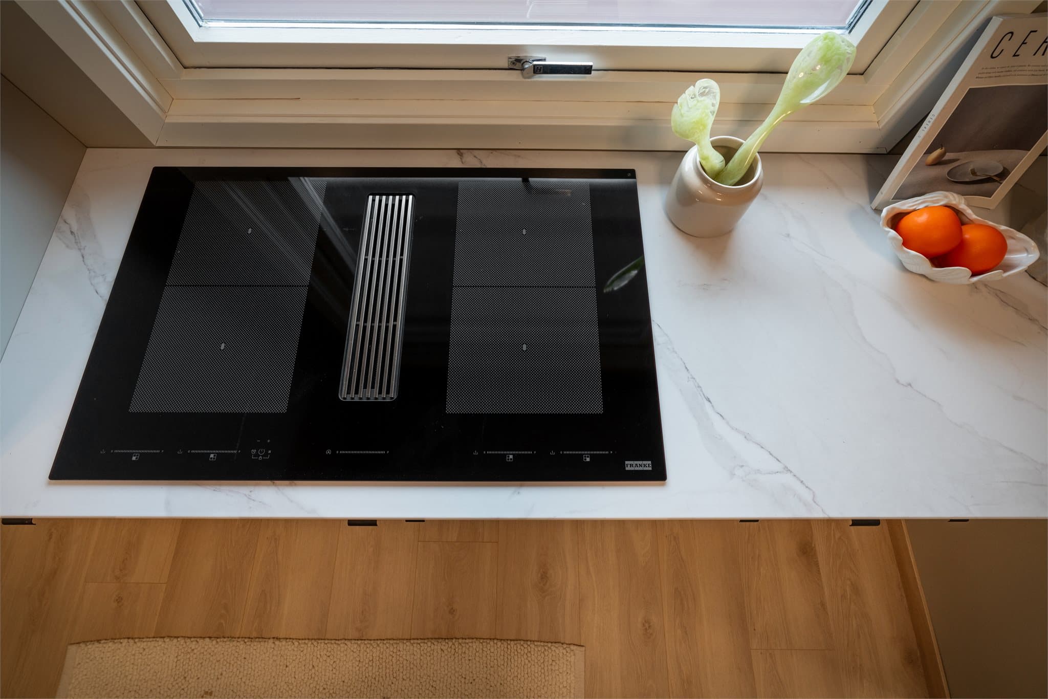 - Merk påkostet induksjonstopp med integrert ventilator som gir et elegant og diskré utseende -