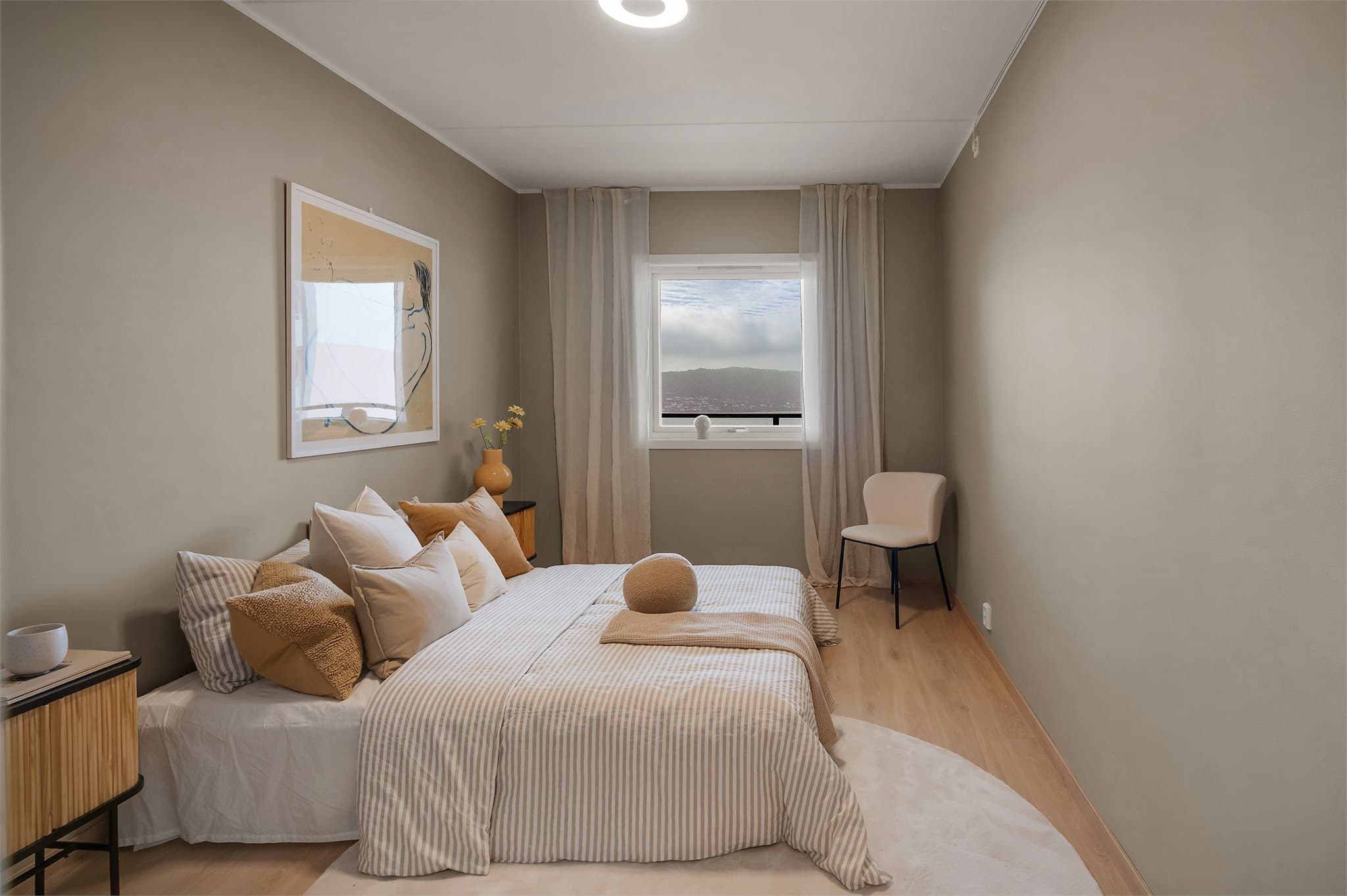 - God plass til seng i ønsket størrelse og nattbord på hver side -