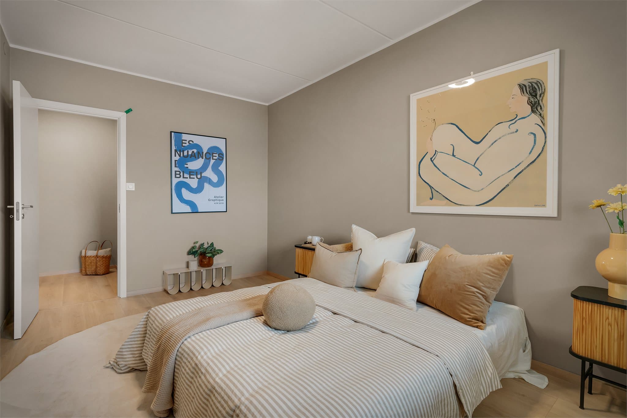 - Verdifullt med mye lagringsplass i innvendig bod, bod tilknyttet altan og ekstern bod i 1. etg -