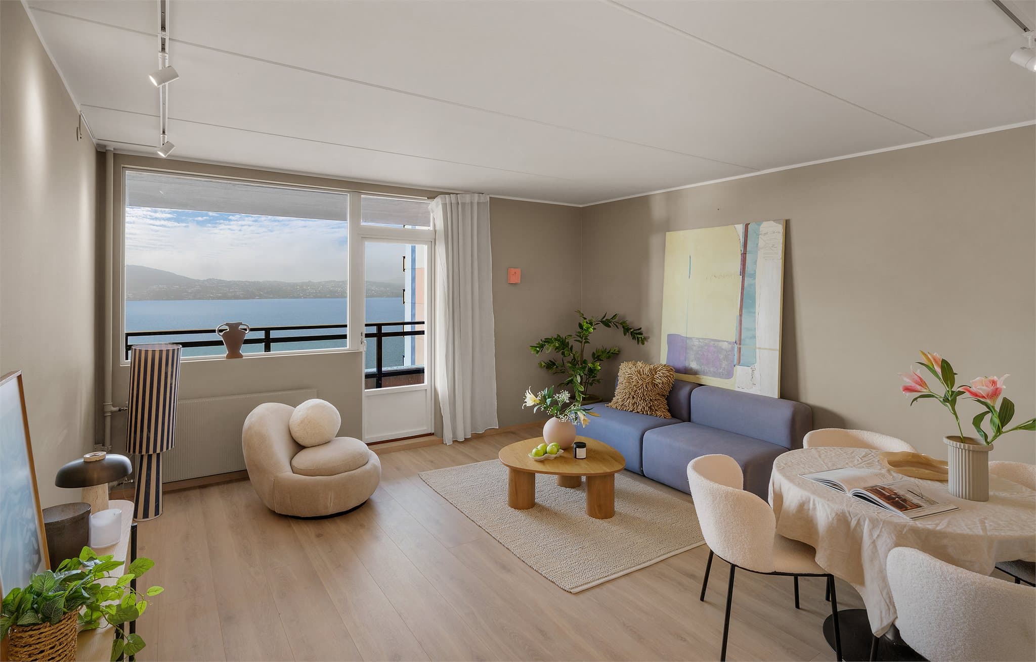 - Leiligheten har et BRA-i på 70 m² og inneholder entré, stue, kjøkken, 2 soverom, omkledningsrom, bad, mellomgang og bod -