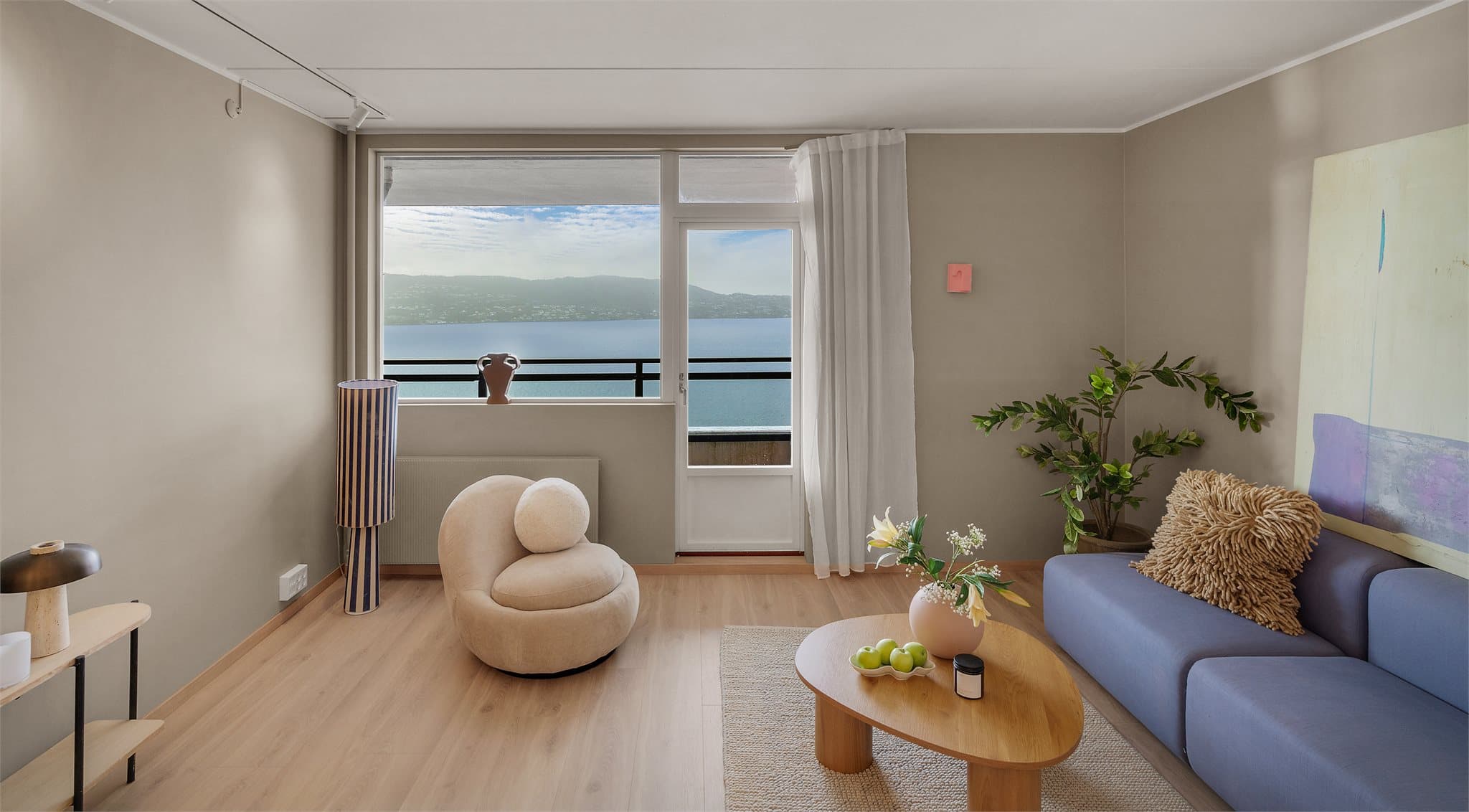 - Leiligheten ligget i byggets 6. etasje og ble pusset opp i 2025/2026 - Moderne kvaliteter med delikate materialvalg -