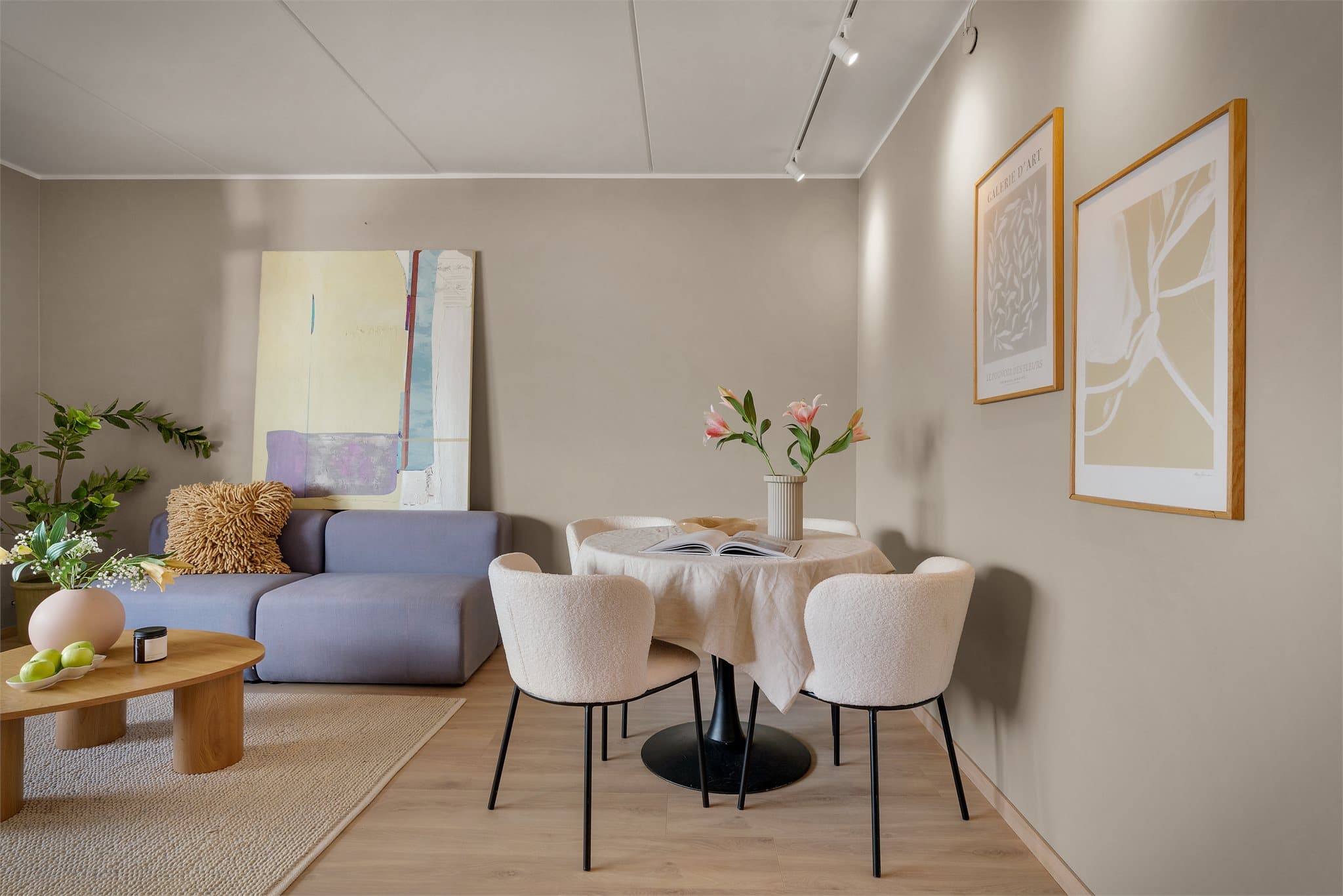 - Her kan man enkelt innrede med stor sofagruppe og spisebord i hver sin naturlige sone -