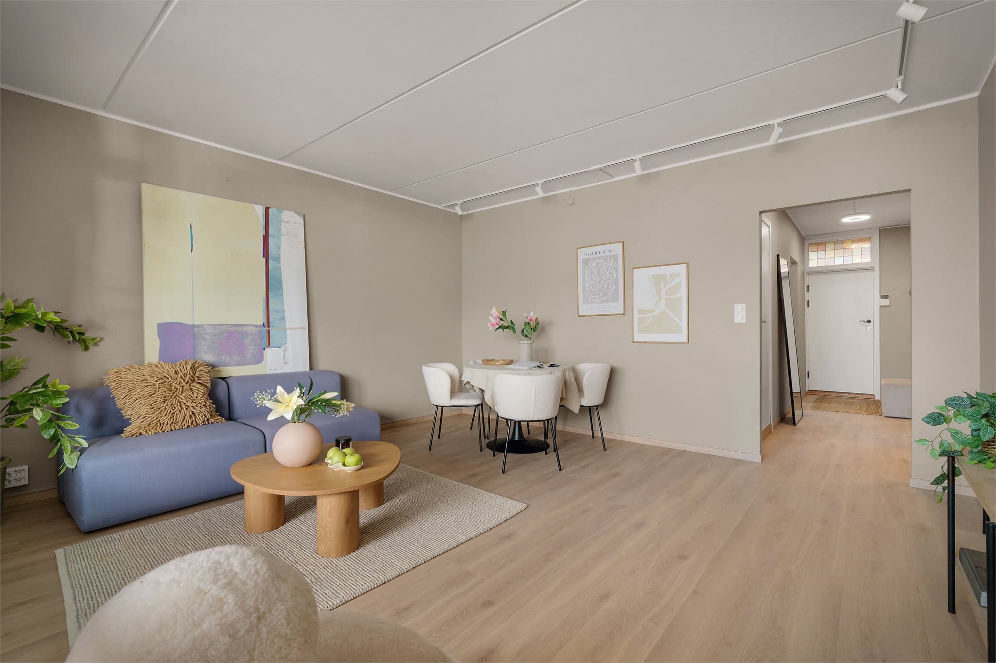 - Generøs takhøyde og store vindusflater sørger for en særs luftig og åpen romfølelse -