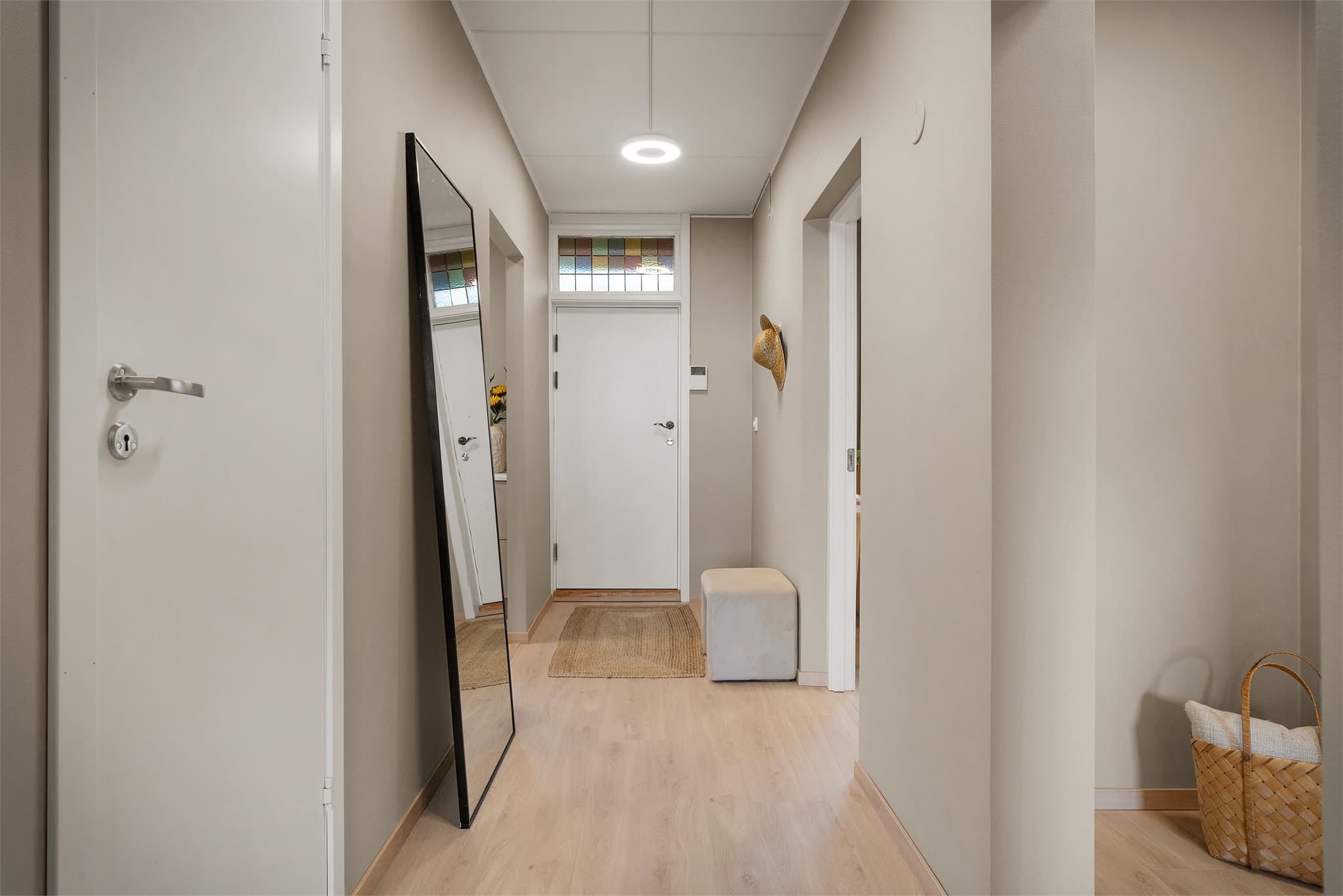 - Merk gjennomgående lik laminat på alle gulv som sørger for et nydelig helhetsinntrykk og en rød tråd gjennom boligen -