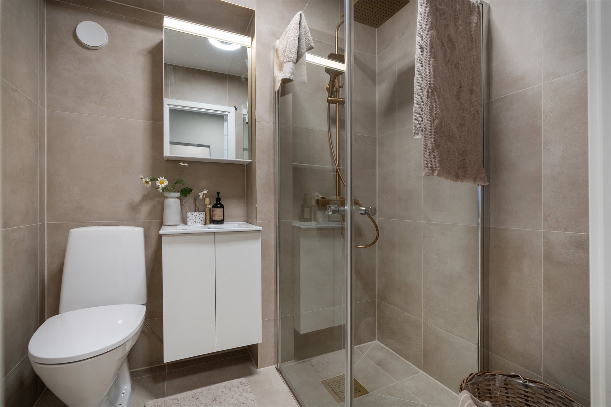 - Nydelig helfliset bad som måler 3,1 m² med behagelig varme i gulv -