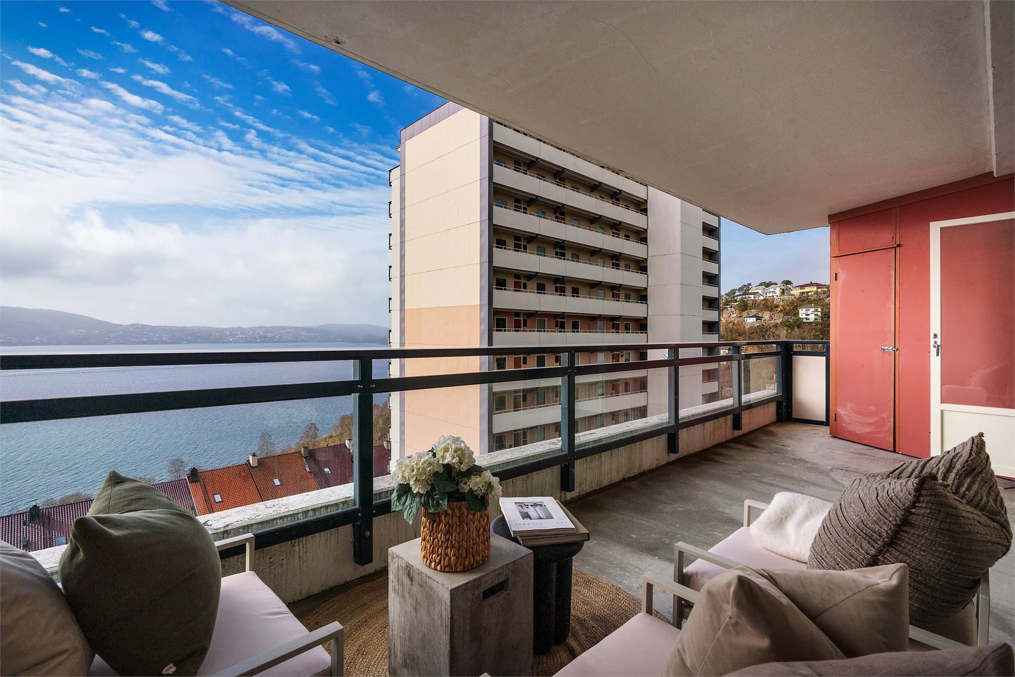 - Altan på 16,3 m² oppleves skjermet og privat -