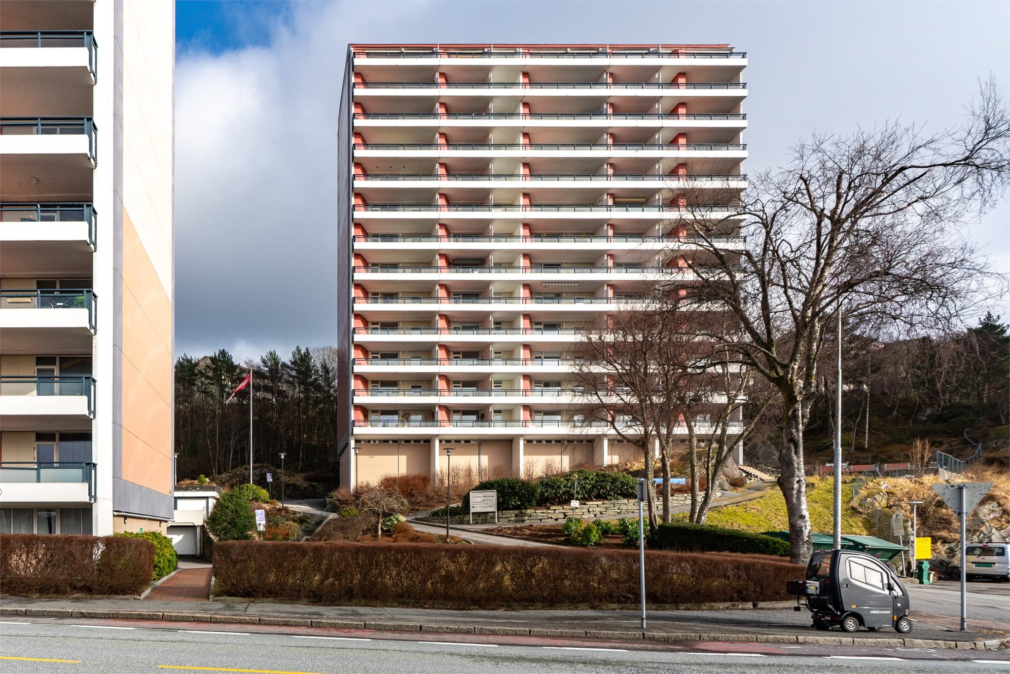 - Fra leiligheten er det 1 minutts gange til nærmeste busstopp -