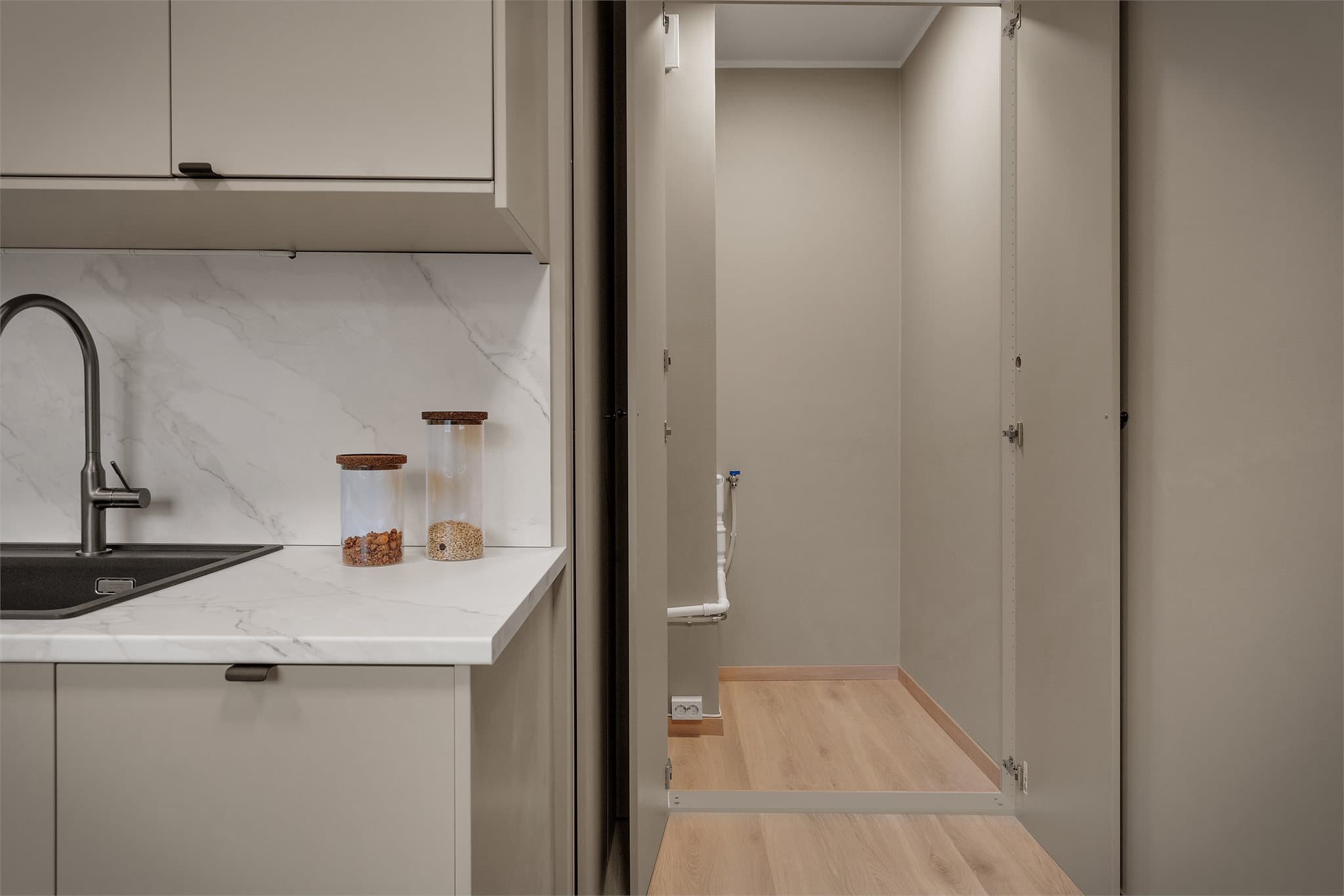 - Merk praktisk løsning med adskilt vaskerom innenfor kjøkkenet -