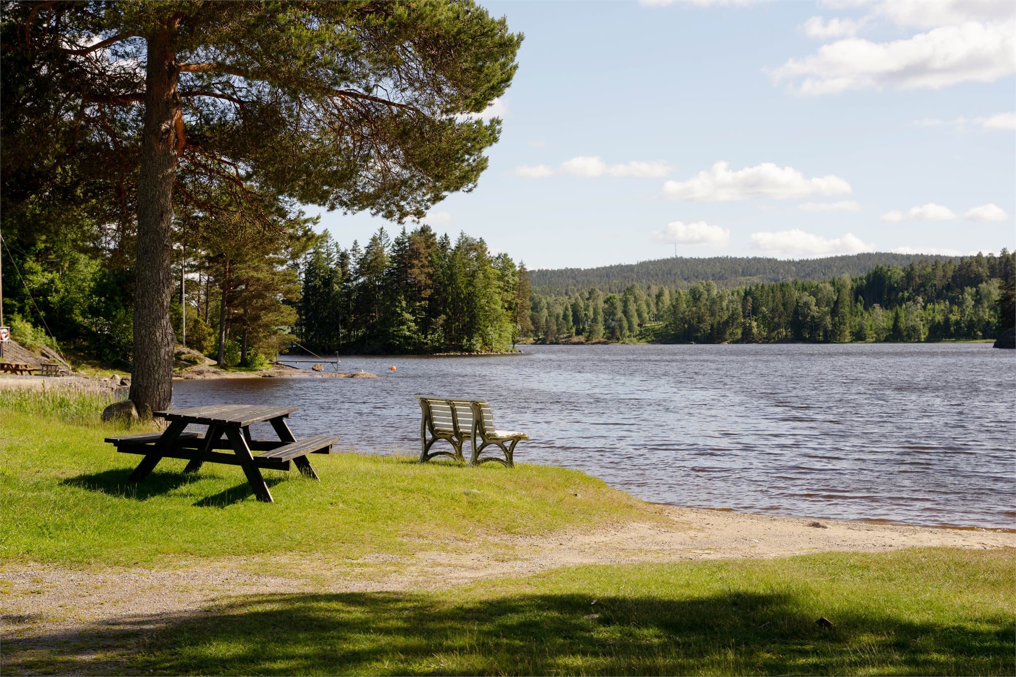 Kort vei til badeplass med strand og rasteplass for varme sommerdager.