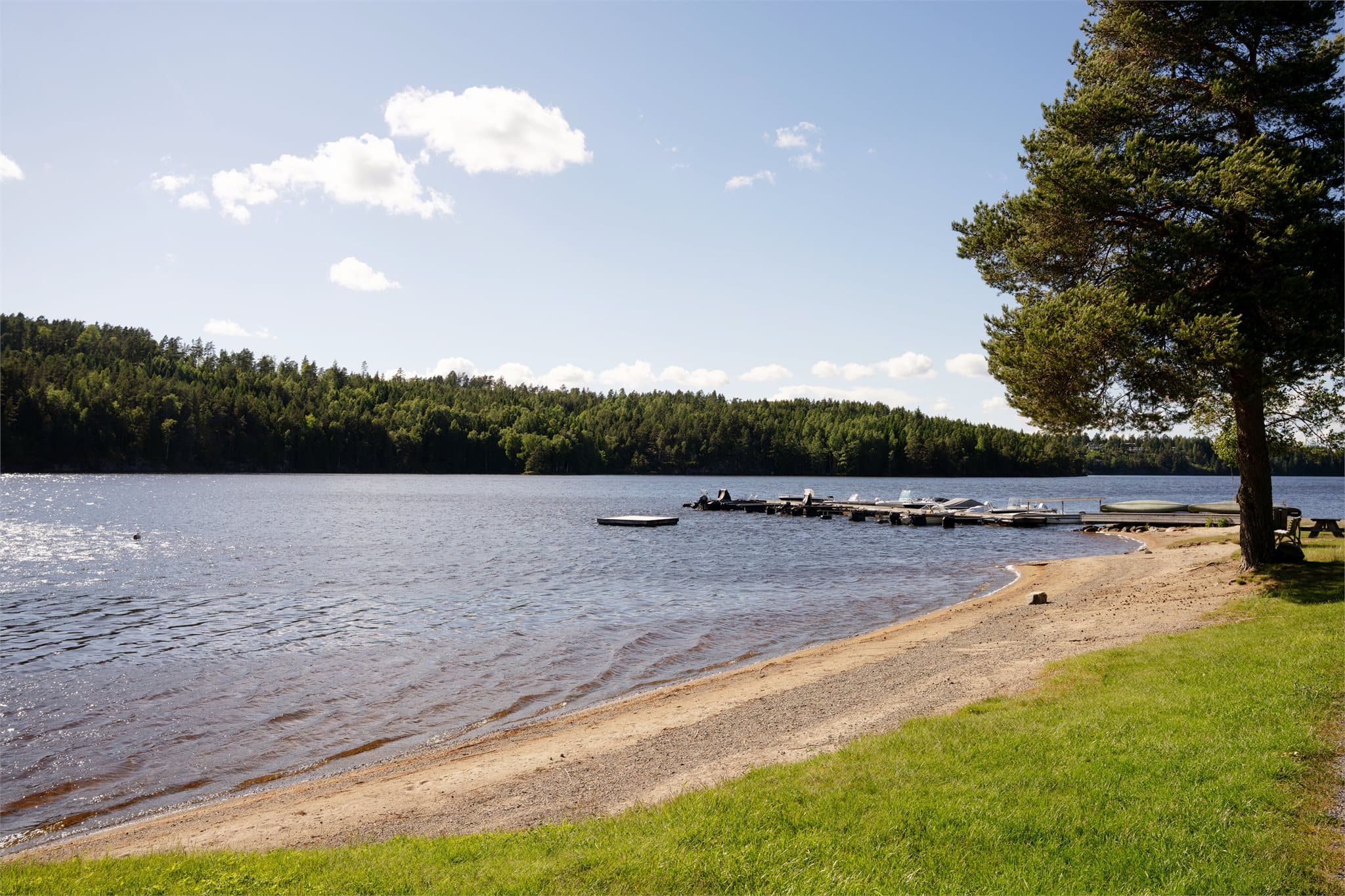 Gode muligheter for bading, båtliv og fiske i nærområdet.