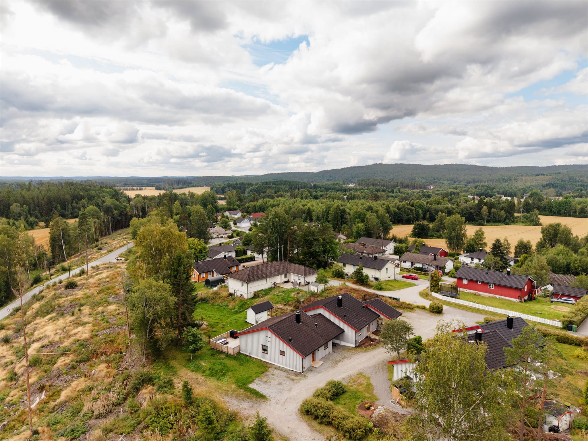Eiendommen ligger i et etablert og familievennlig boligområde i Aremark.