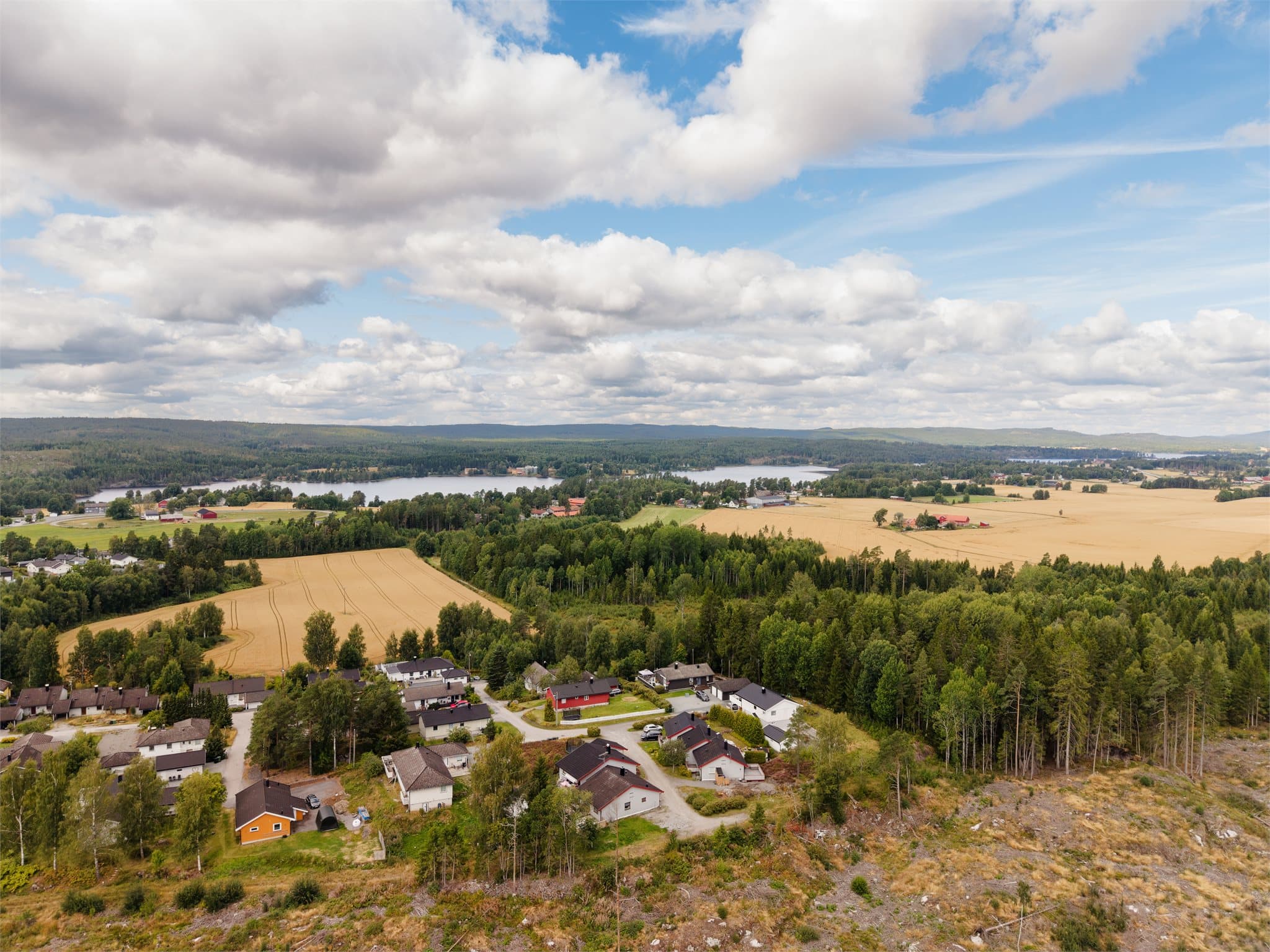 Landlig og rolig beliggenhet med nærhet til skog og mark.
