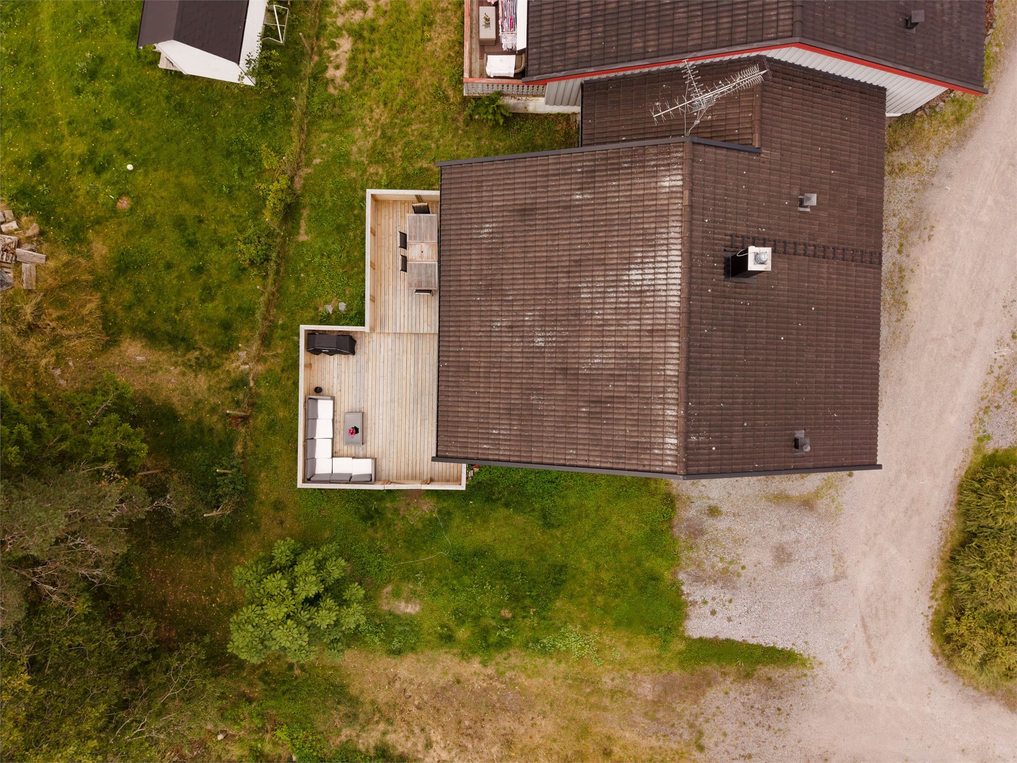 Oversikt som viser den romslige terrassen i forhold til boligen.