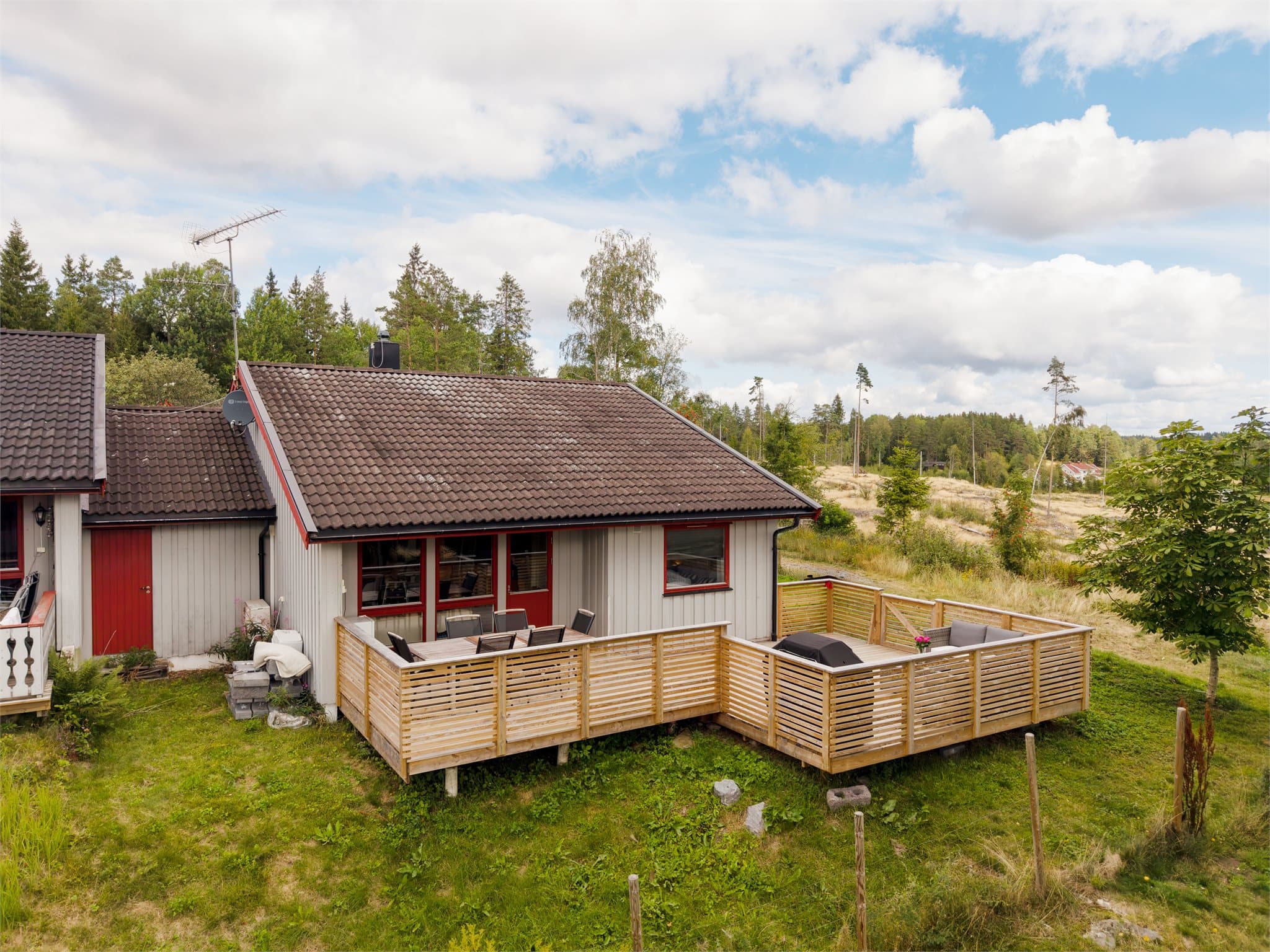 Stor, sydvendt terrasse på ca. 42 m², utvidet og oppgradert i 2025.