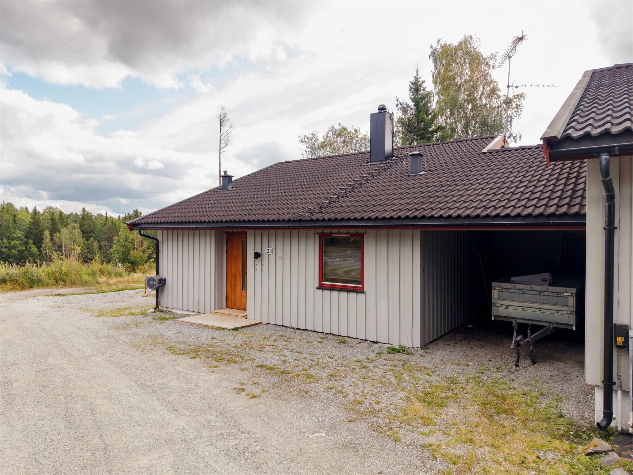 Eiendommen har egen carport og to private parkeringsplasser på tomten.