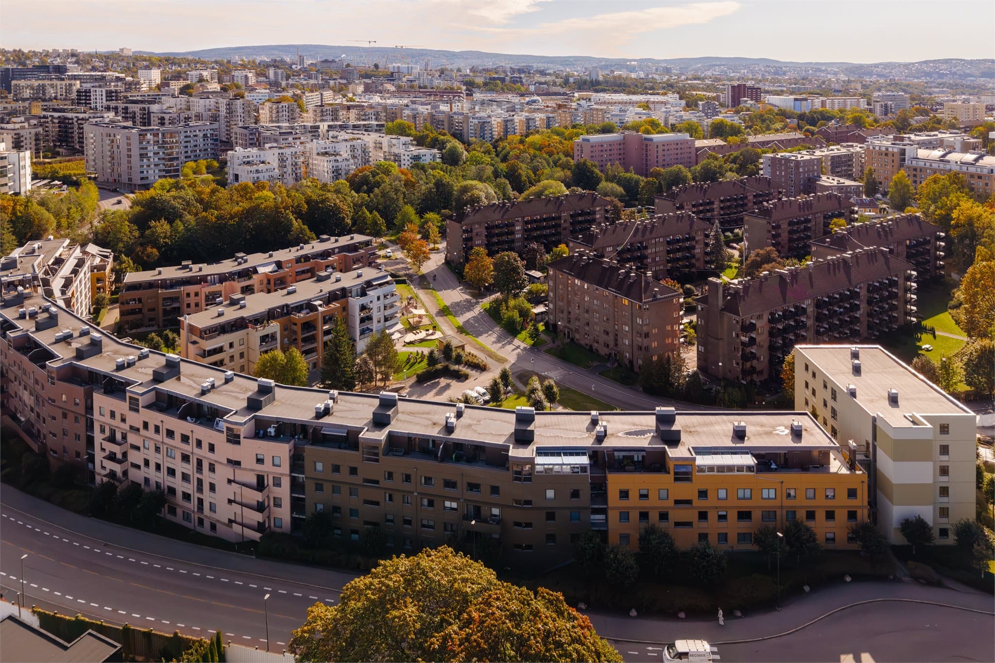 Grønne og luftige omgivelser med kort vei til servicetilbud og rekreasjonsområder.
