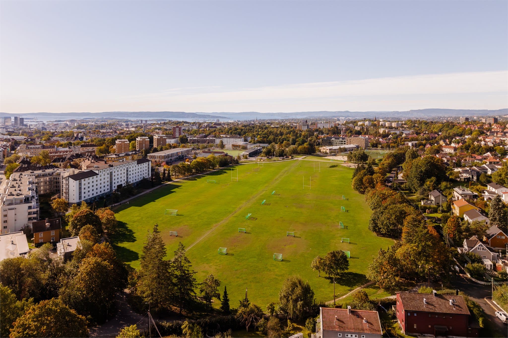 Voldsløkka ligger like ved med store gressletter, fotballbaner og idrettsanlegg.