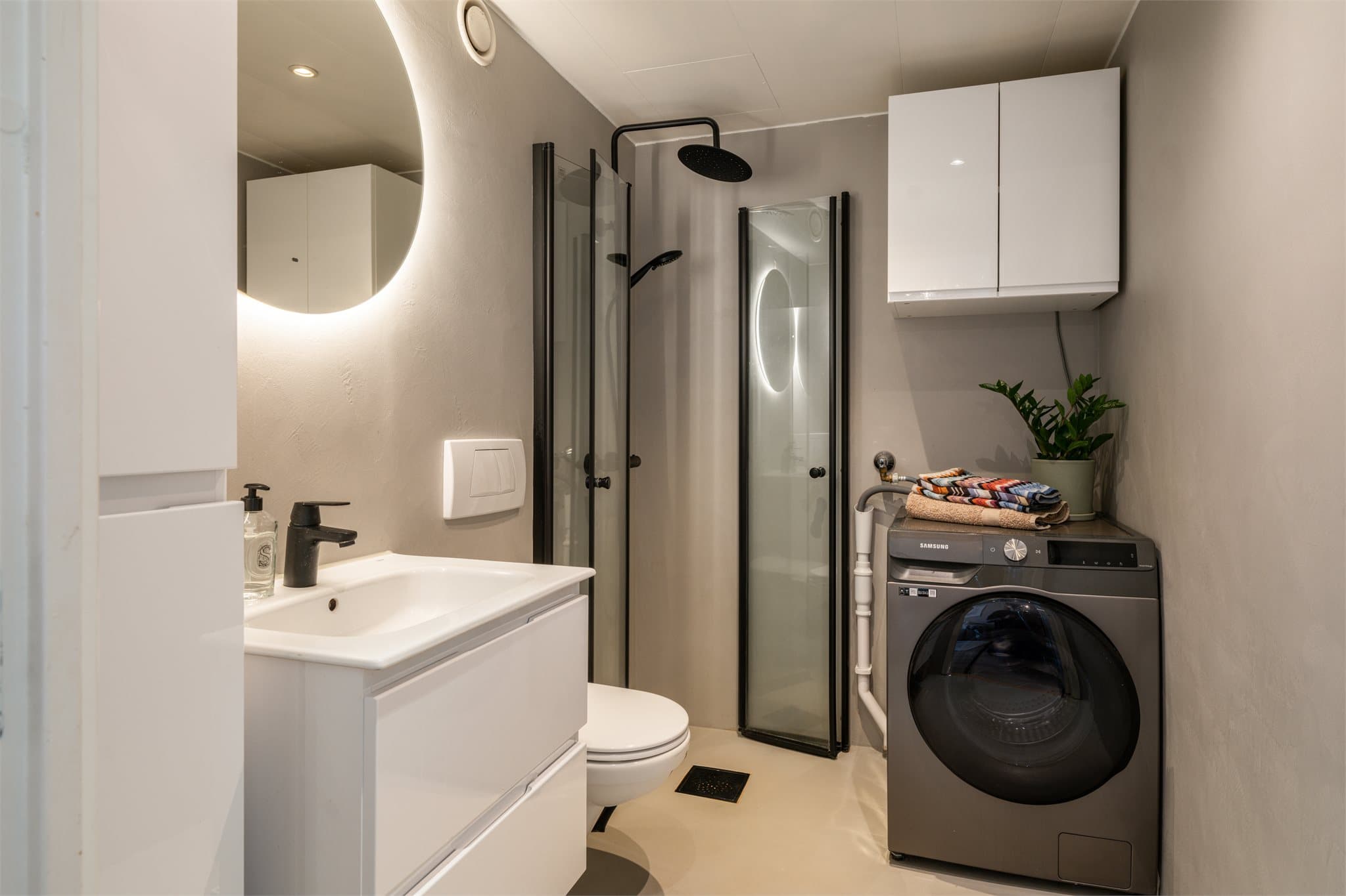 Badet ble overflateoppusset i 2023 med mikrosement på gulv og vegger samt ny innredning. badet har opplegg for vaskemaskin.