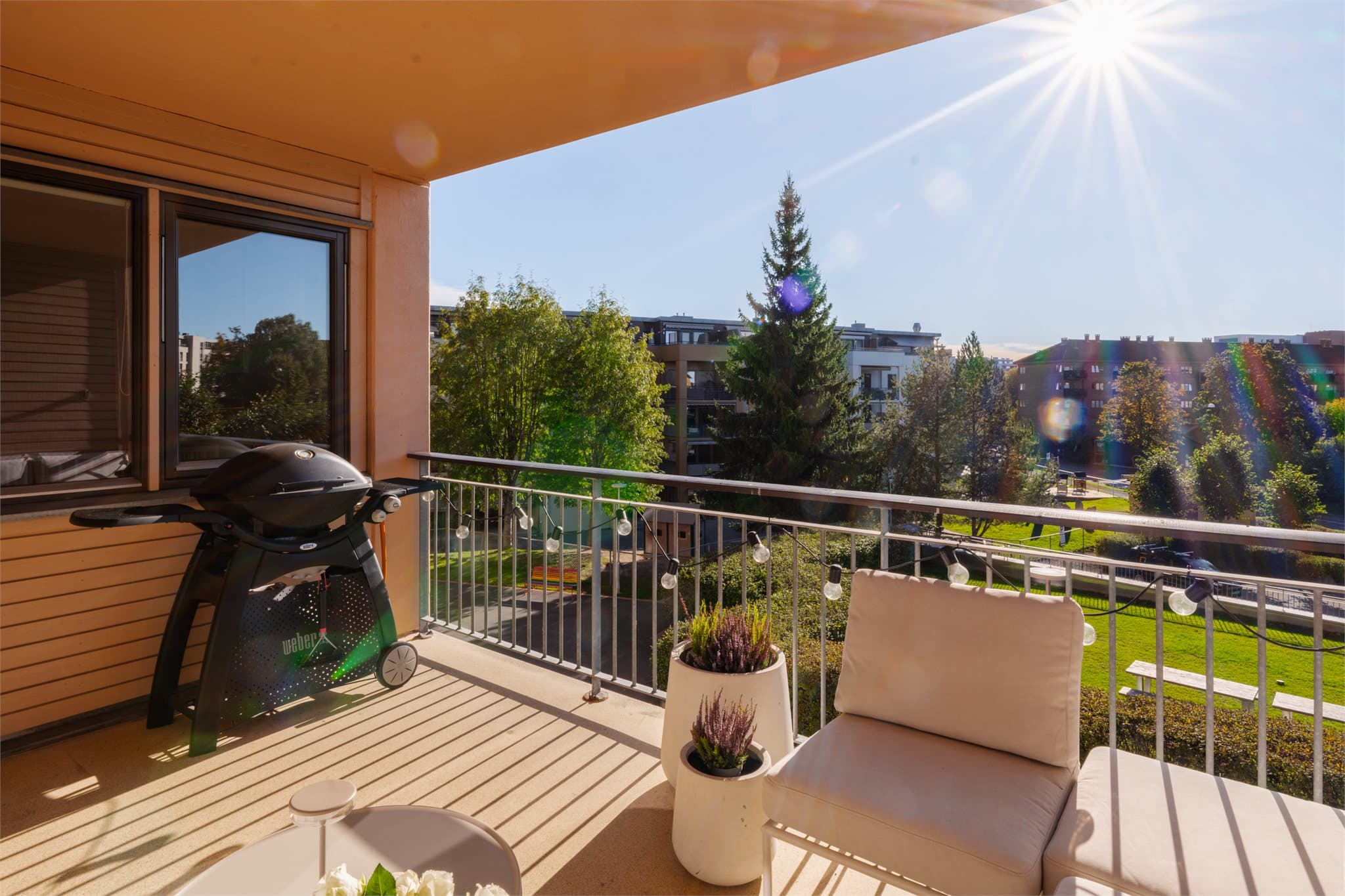 Her er det god plass til loungemøbler eller spisegruppe samt grill.