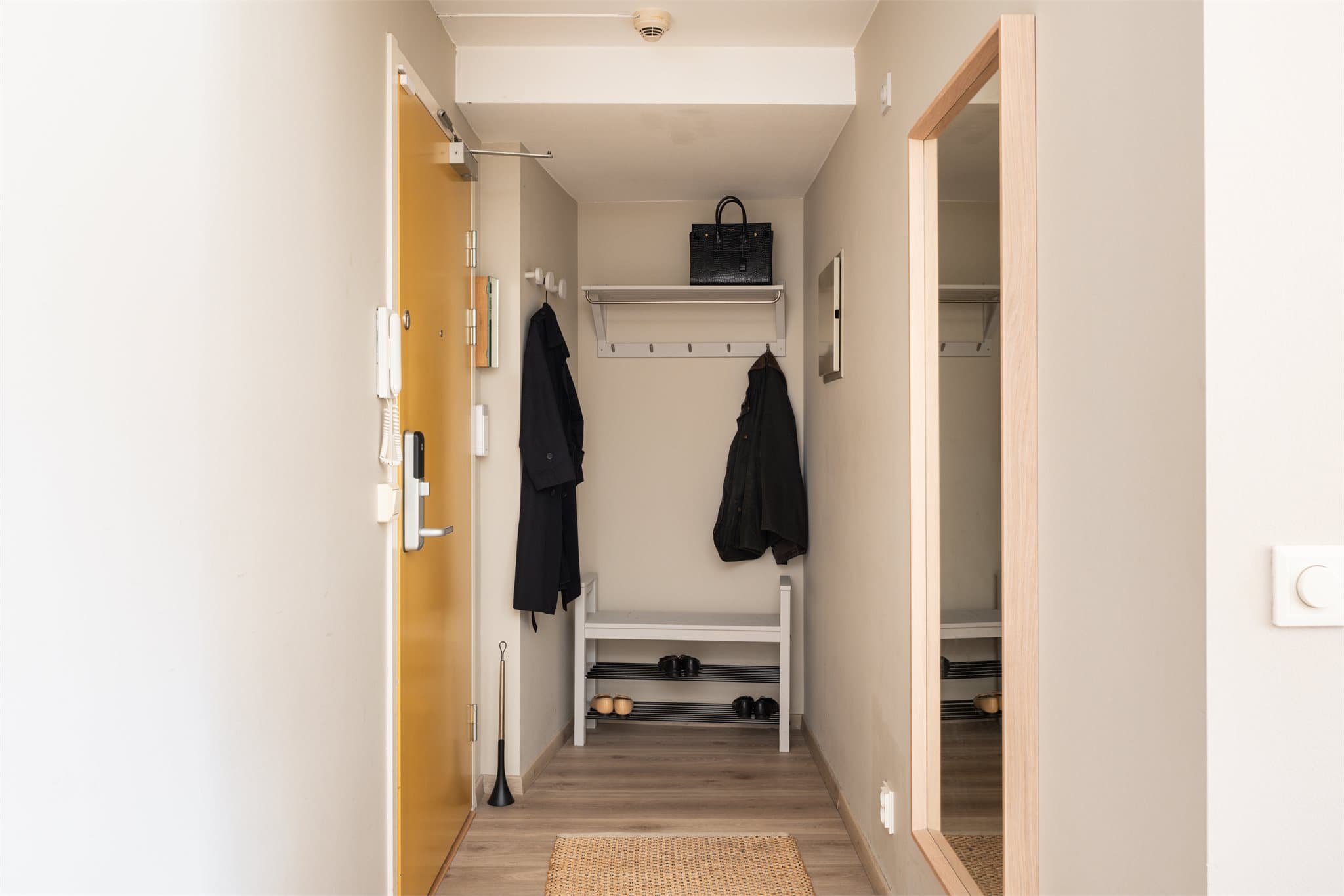 Her er det god plass til oppheng av yttertøy og oppbevaring av sko. Det er montert dørcalling ved inngangsdøren.