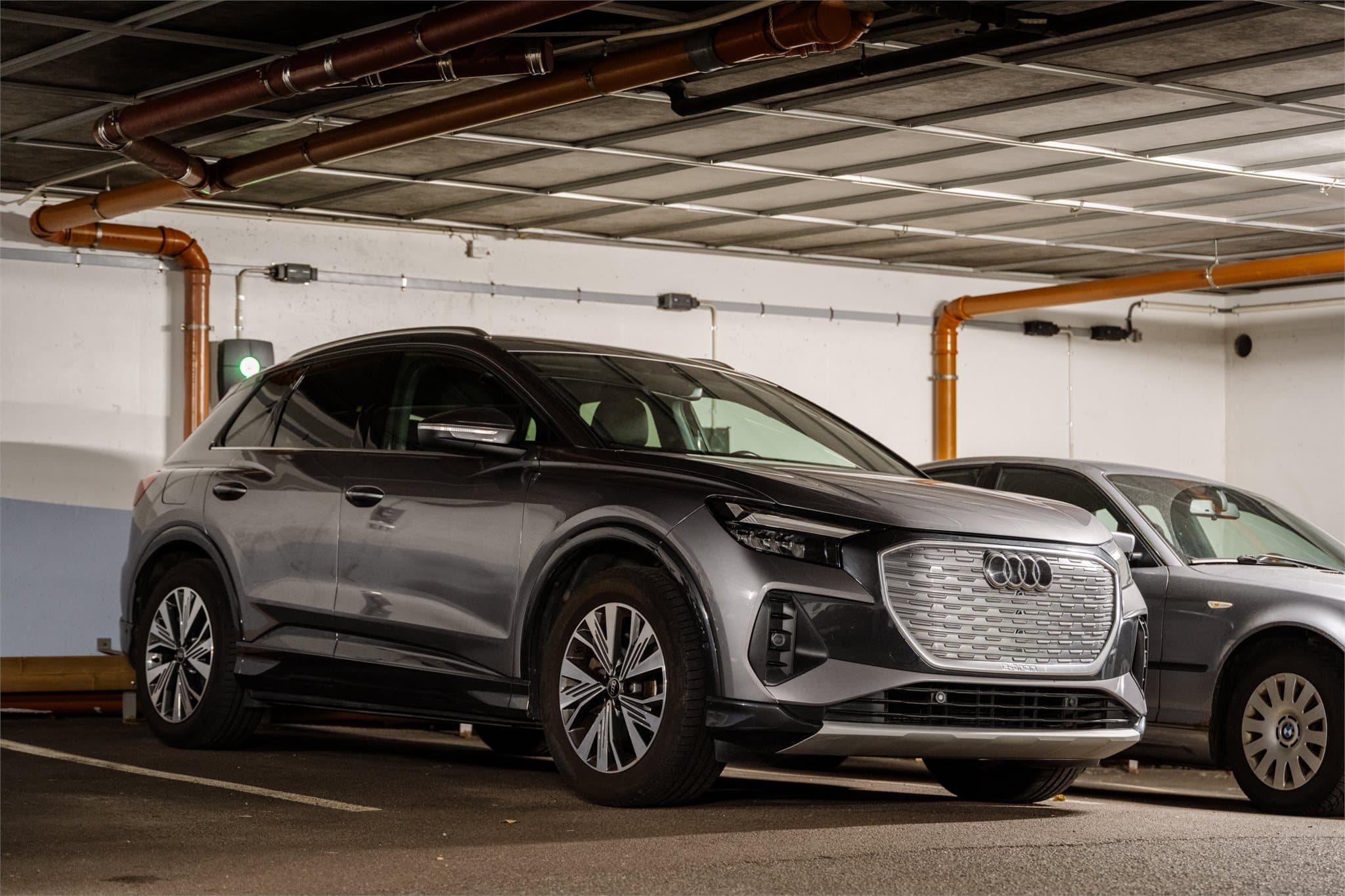 Leiligheten disponerer en fast parkeringsplass i felles garasjeanlegg med heisadkomst.