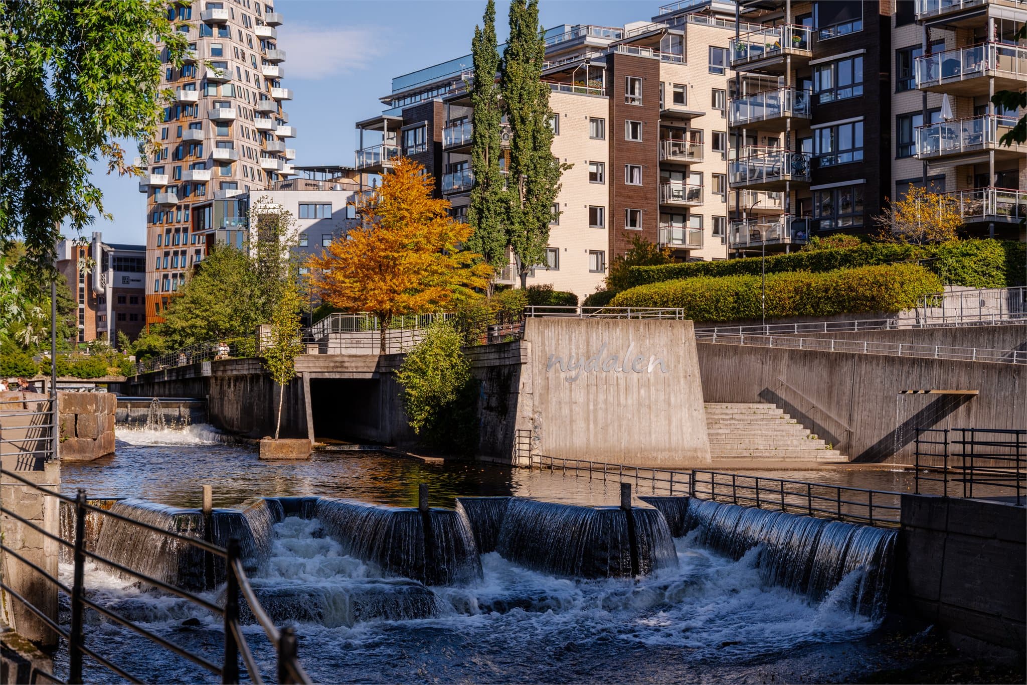 Akerselva renner rett ved med fossefall, badeplasser og turstier.