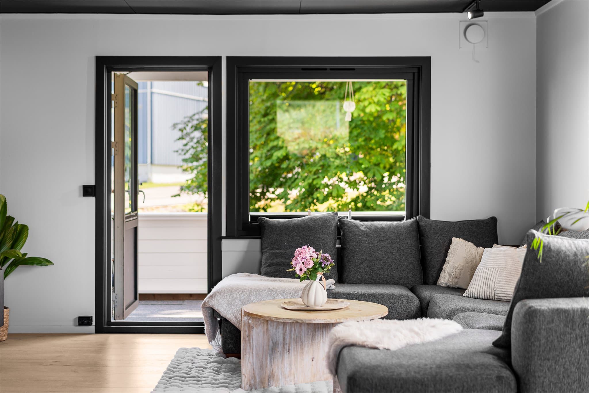 Grønt og herlig utsyn fra stuen!