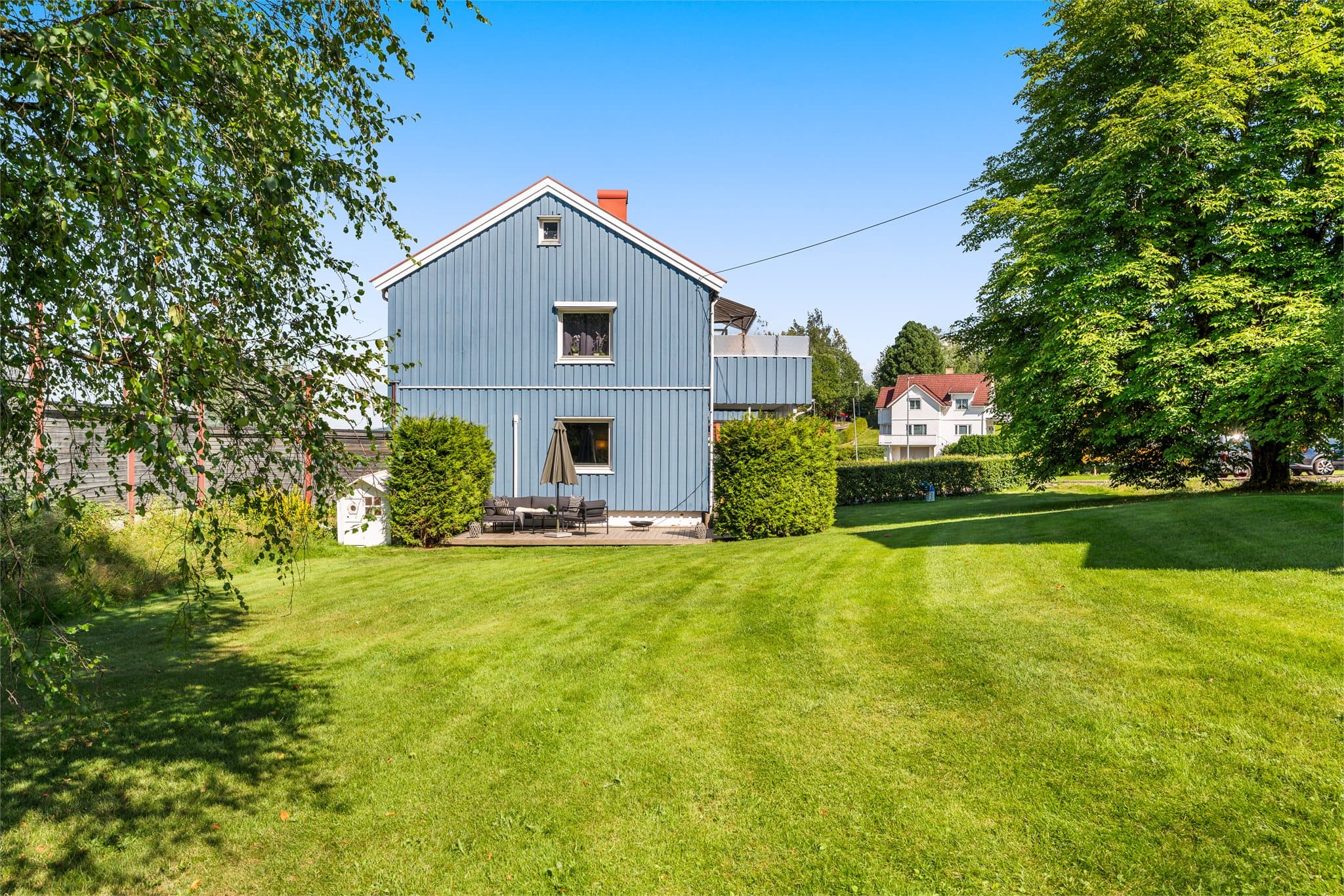 Selger opplyser om at solen kommer på plattingen fra ca. kl. 12 og forsvinner kl. 21 - her har man solen hele dagen!