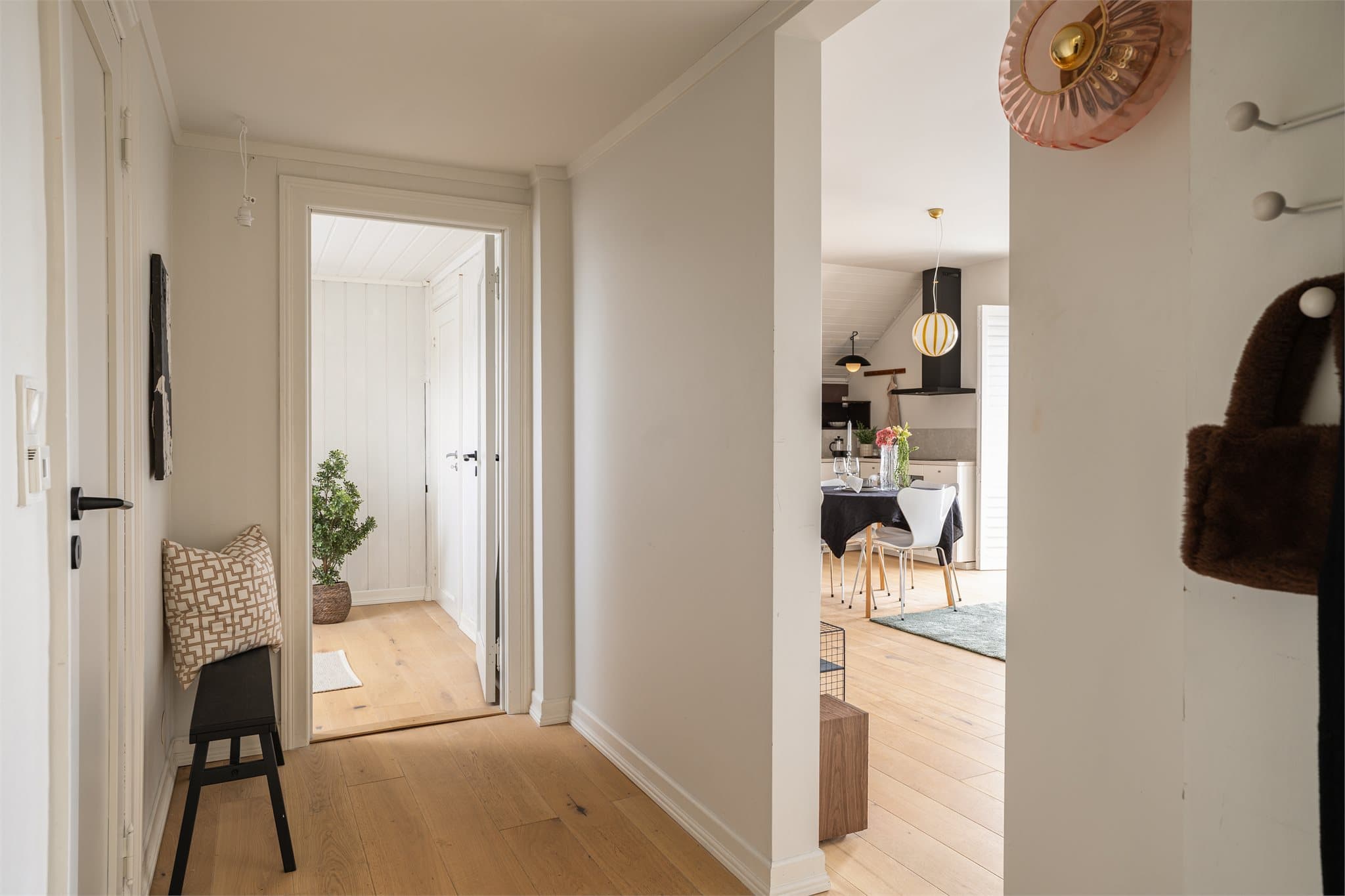 En innbydende gang som forbinder boligens alle soner på en praktisk måte.