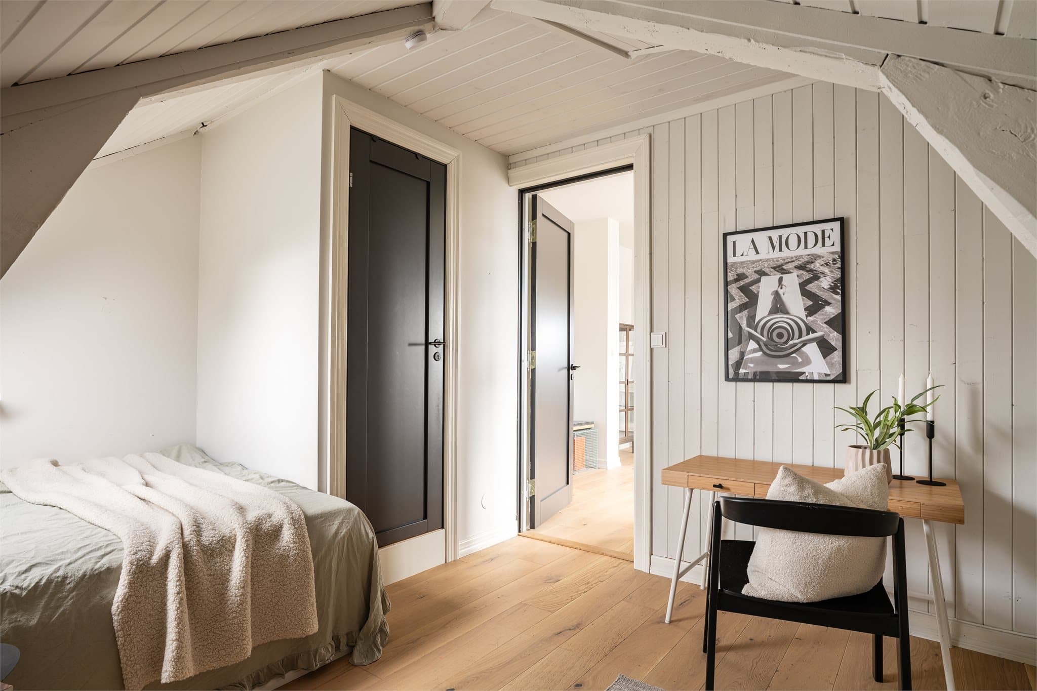 Hyggelig kontorkrok på hovedsoverom.