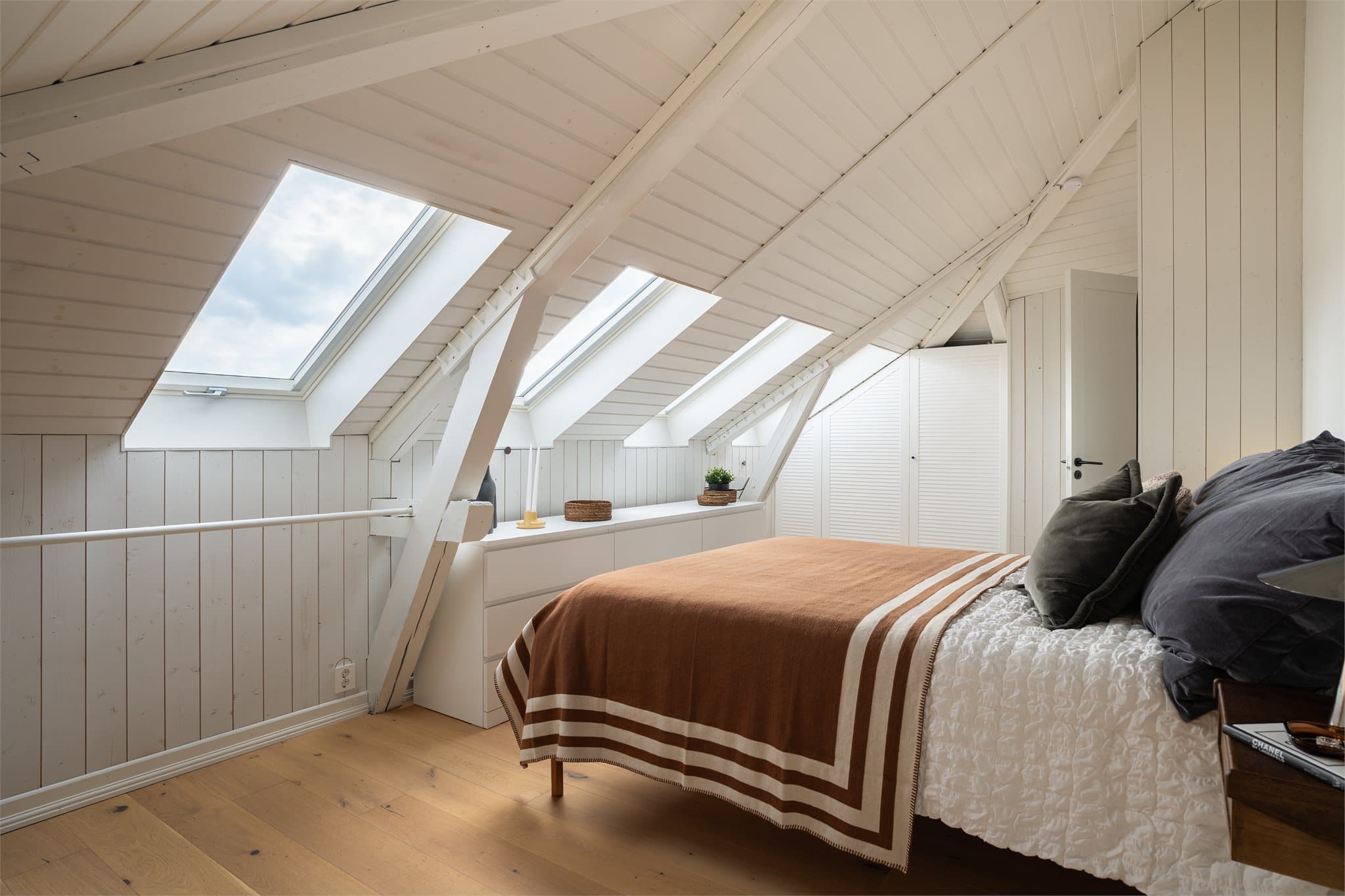 Skråtak med takvinduer gir leiligheten et unikt og sjarmerende preg.