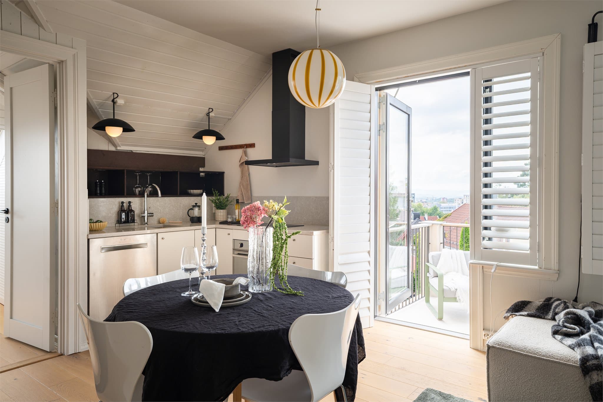 Her har du plass til et spisebord hvor du kan invitere venner og familie til hyggelige sammenkomster.