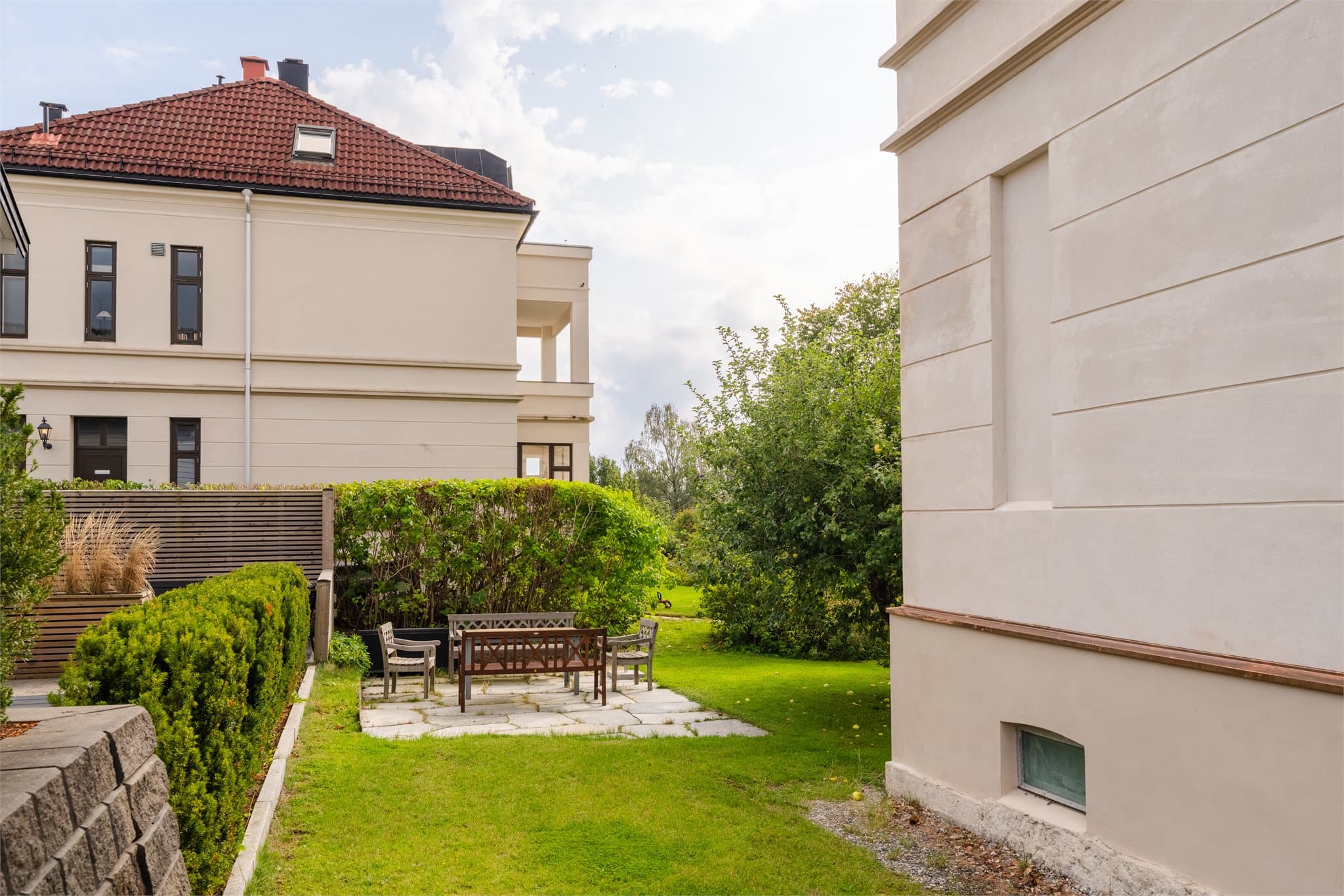 Du har en stor flott hage som deles med de andre seksjonseierne.