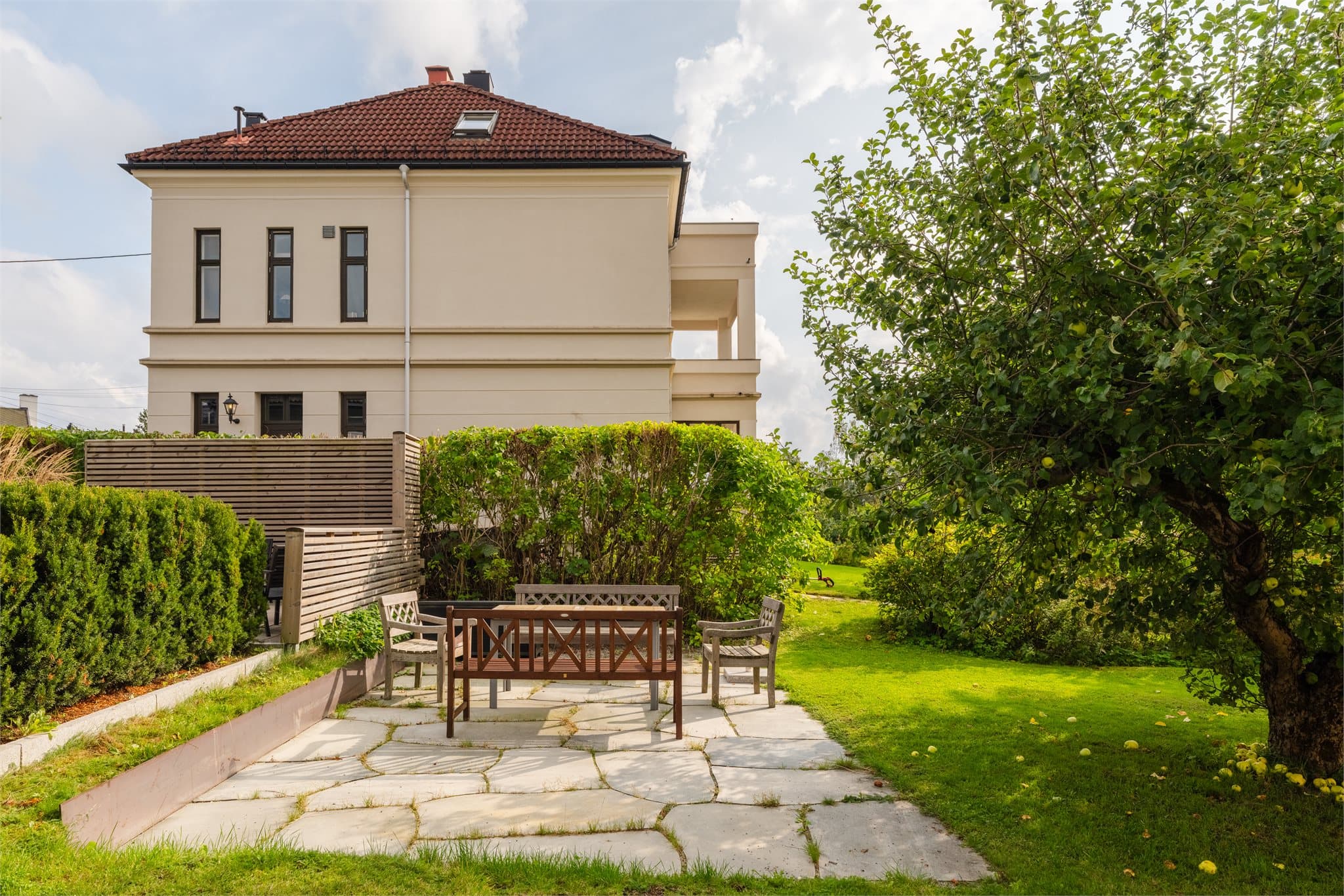 En flott og innholdsrik toppleilighet i en 3-mannsbolig.