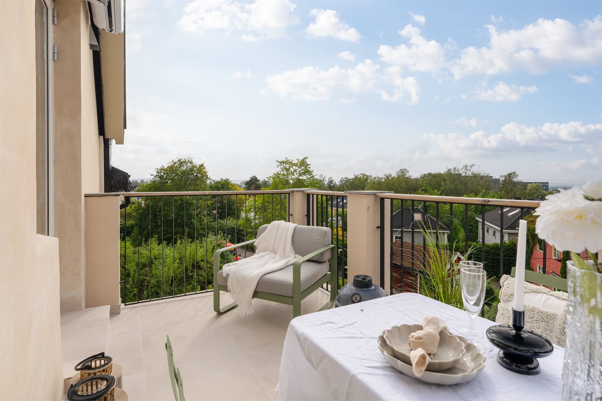 Balkongen byr på fri utsikt mot grønn og frodig natur.