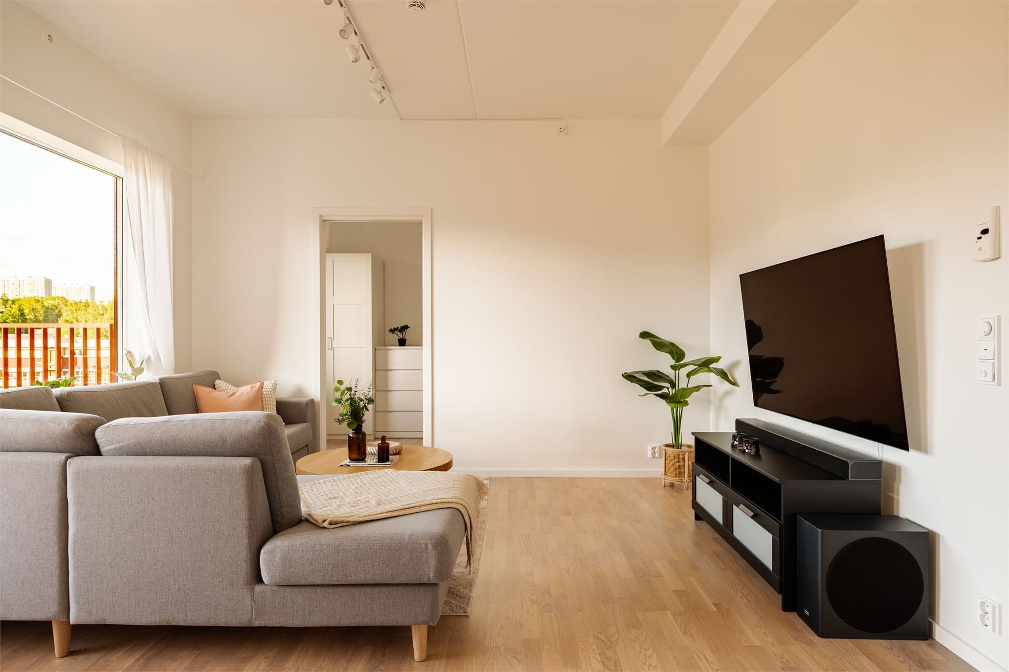 Rommet har god plass til sofagruppe og øvrig møblement, og de lyse overflatene bidrar til en luftig og behagelig atmosfære.