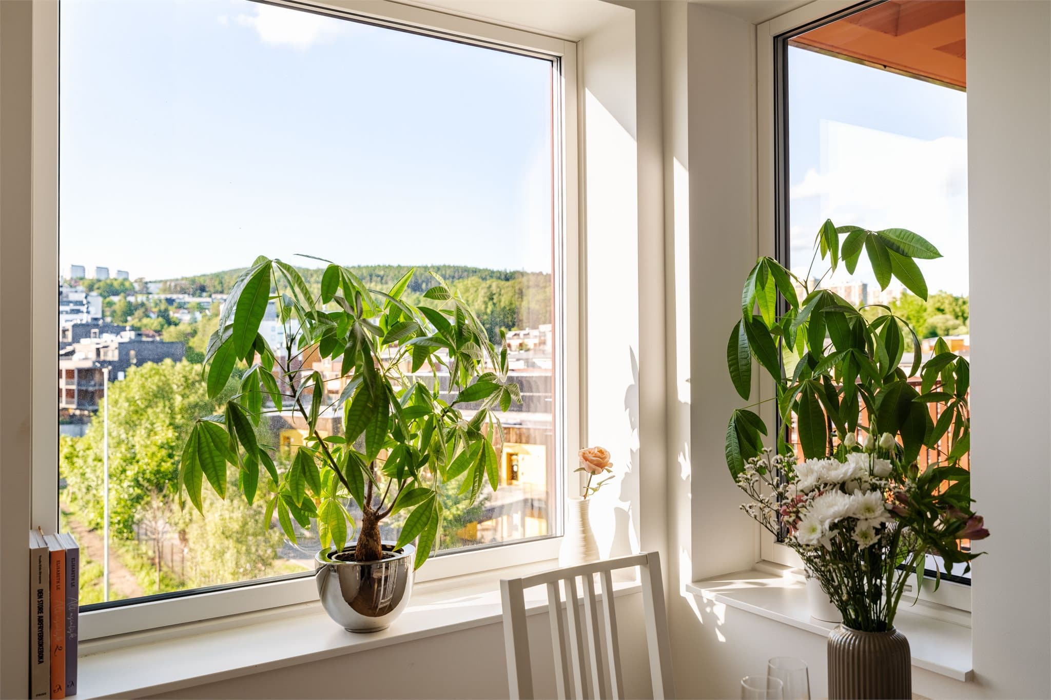 Vinduer på begge kanter sørger for ekstra gode lysforhold.