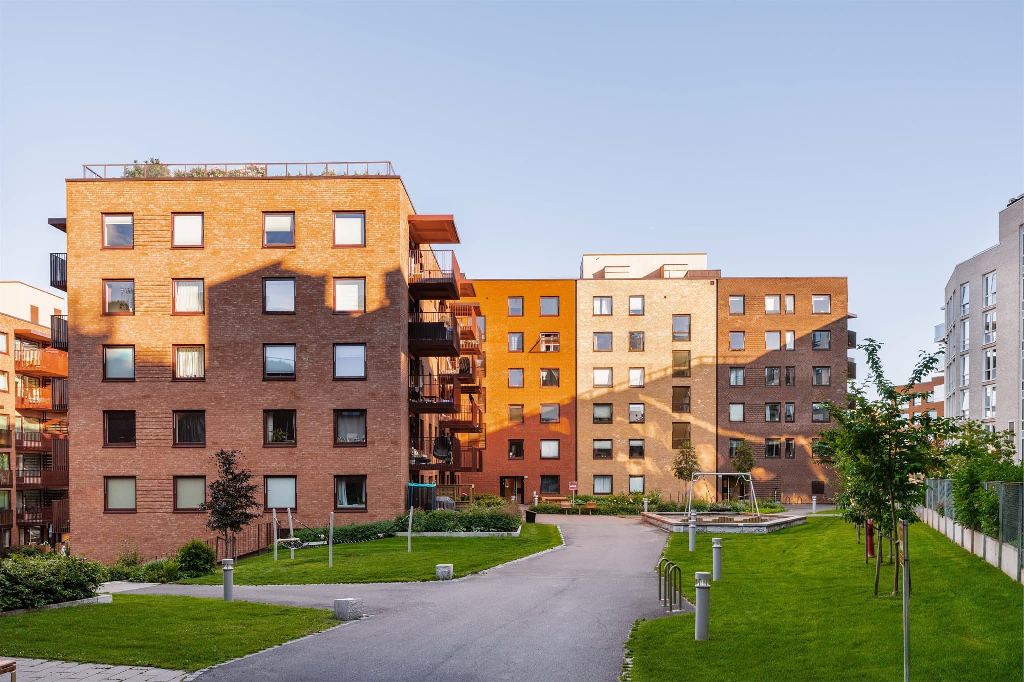 Sentralt og familievennlig med kort vei til skoler, barnehager, treningssenter, turområder, butikker og kollektivtransport.