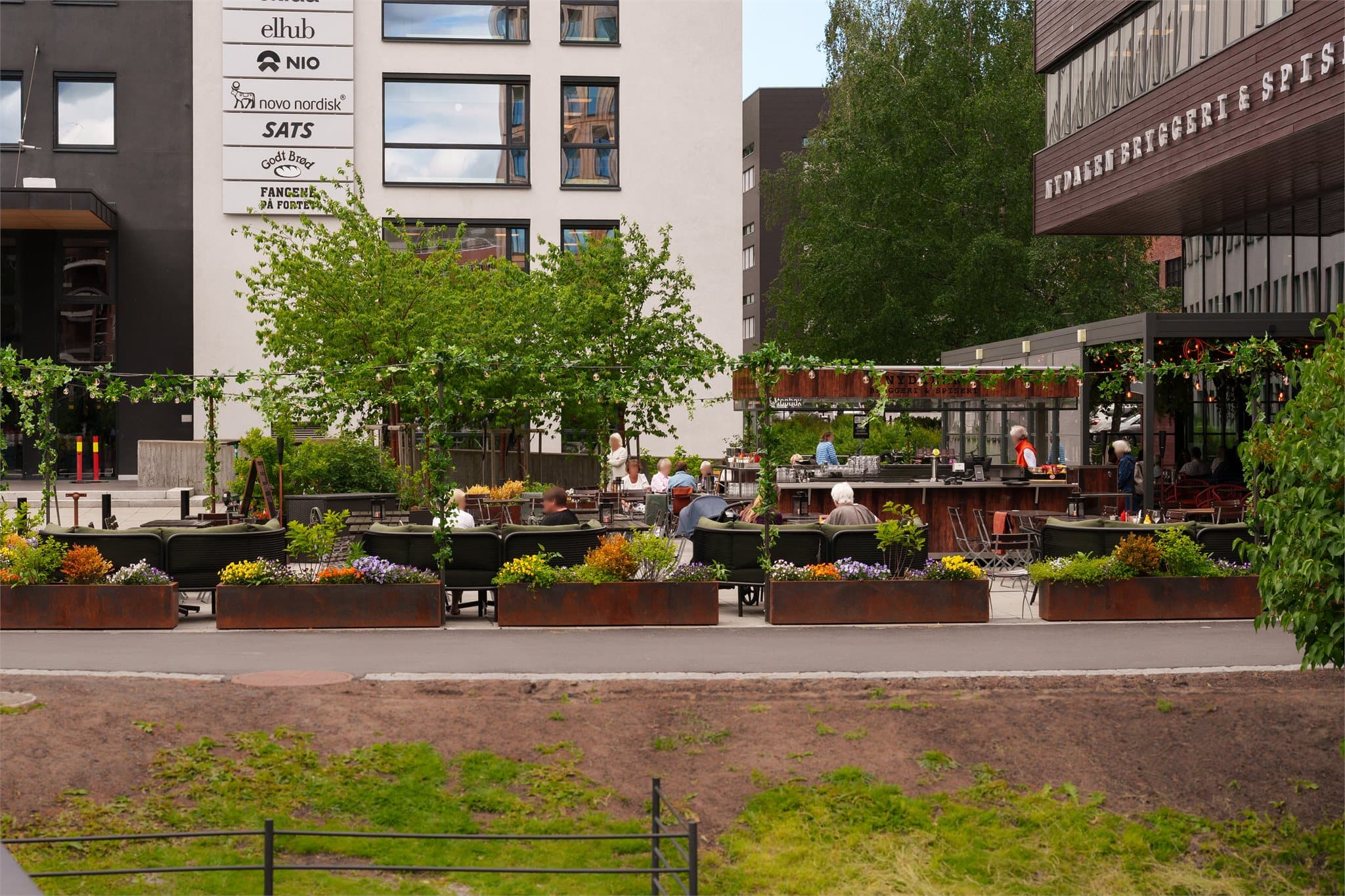 Området har fått flere nye møteplasser, inkludert spennende restaurantkonsepter med uteservering. Bilde av Nydalen Bryggeri & Spiseri.