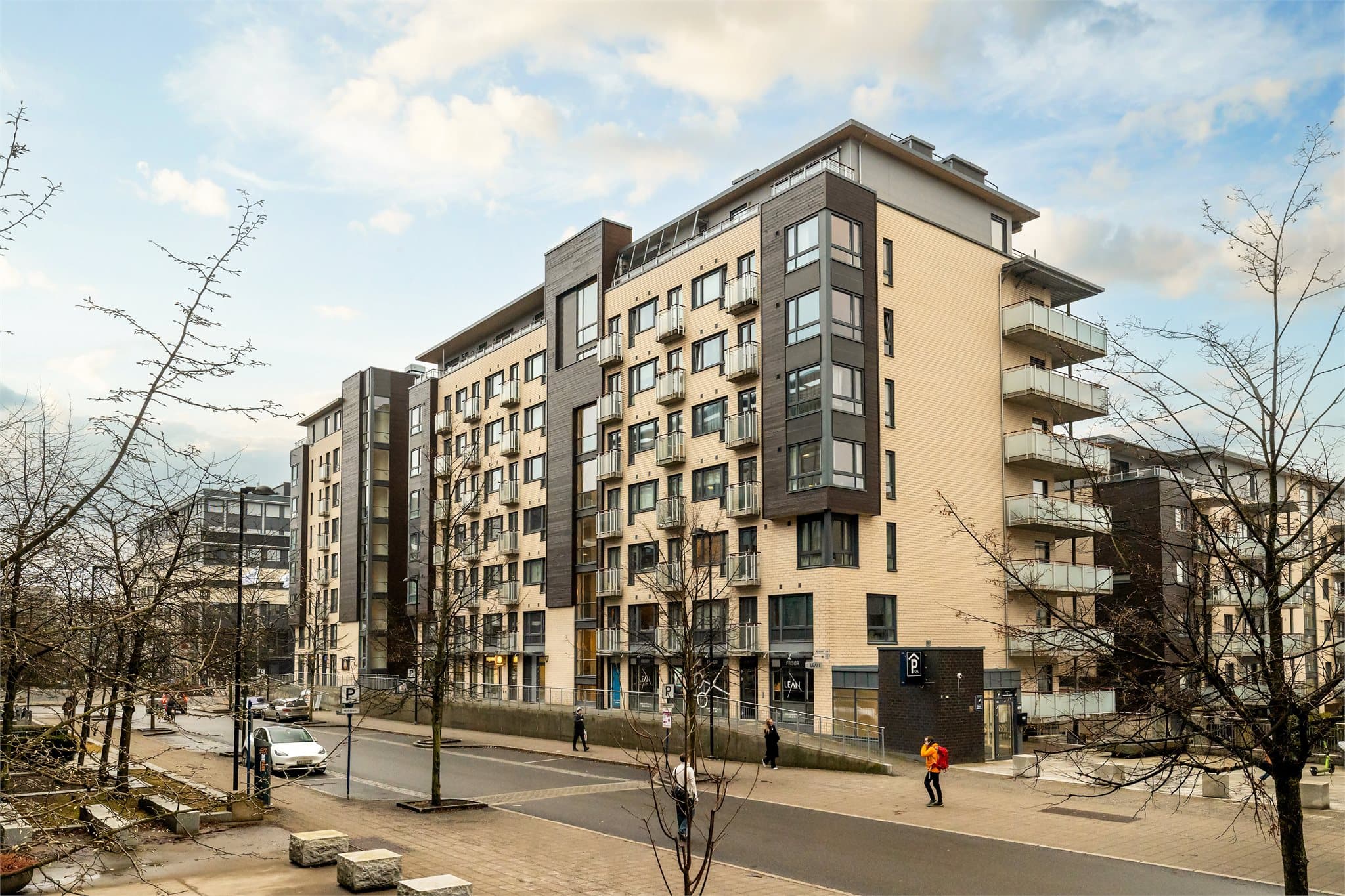 Bygget har en moderne fasade med teglstein og heis til alle etasjer.