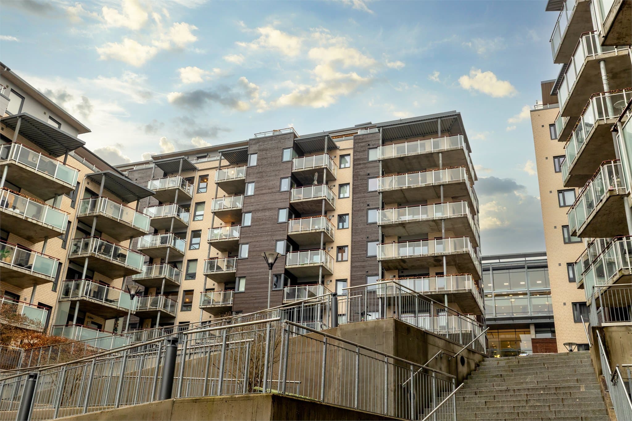 Sameiet har velholdte fellesarealer med sittebenker, beplantning og lekeareal.