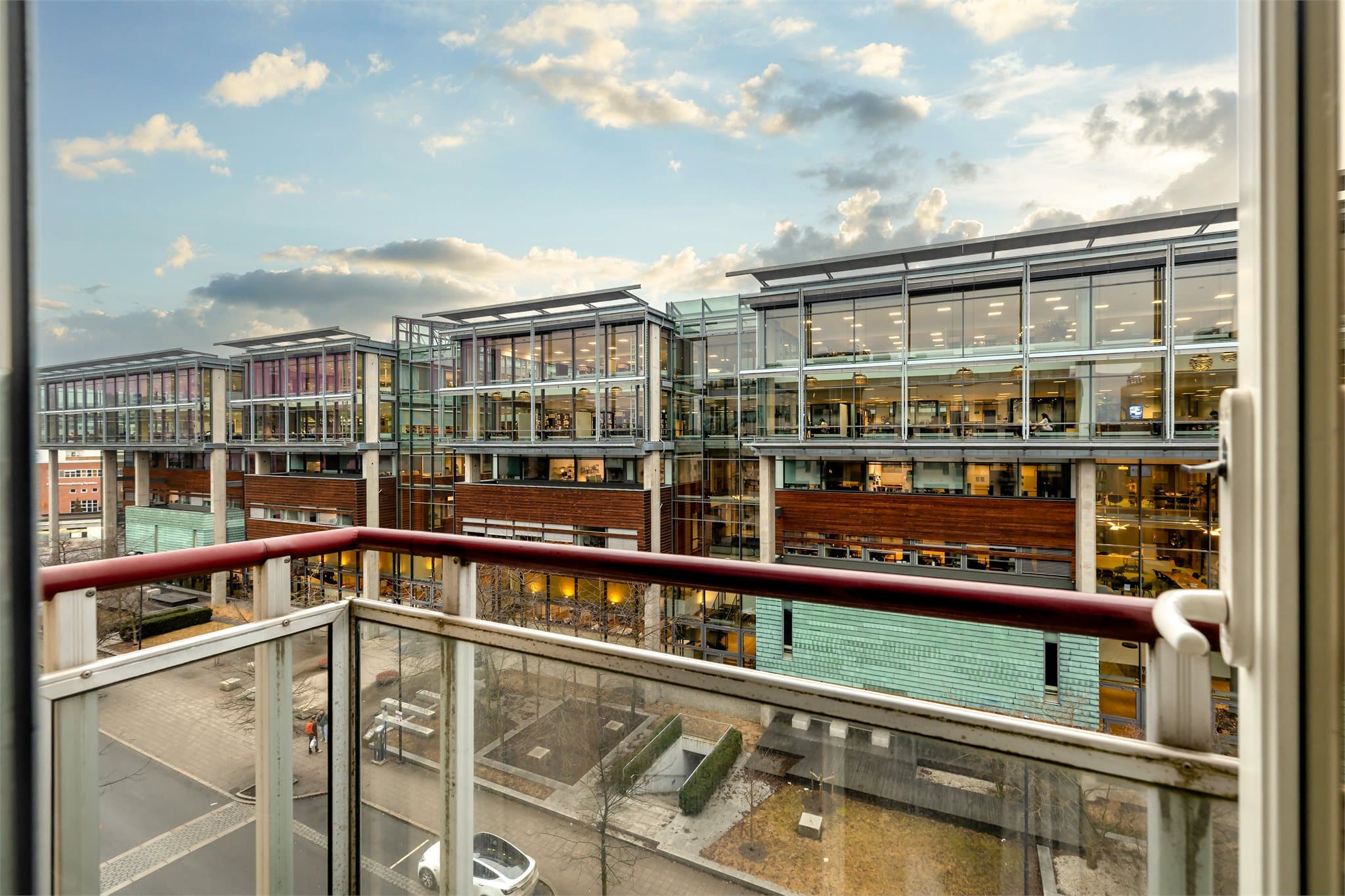 Fra oppholdsrommet er det utgang til en luftebalkong med en høy og fri beliggenhet i byggets 7. etasje.