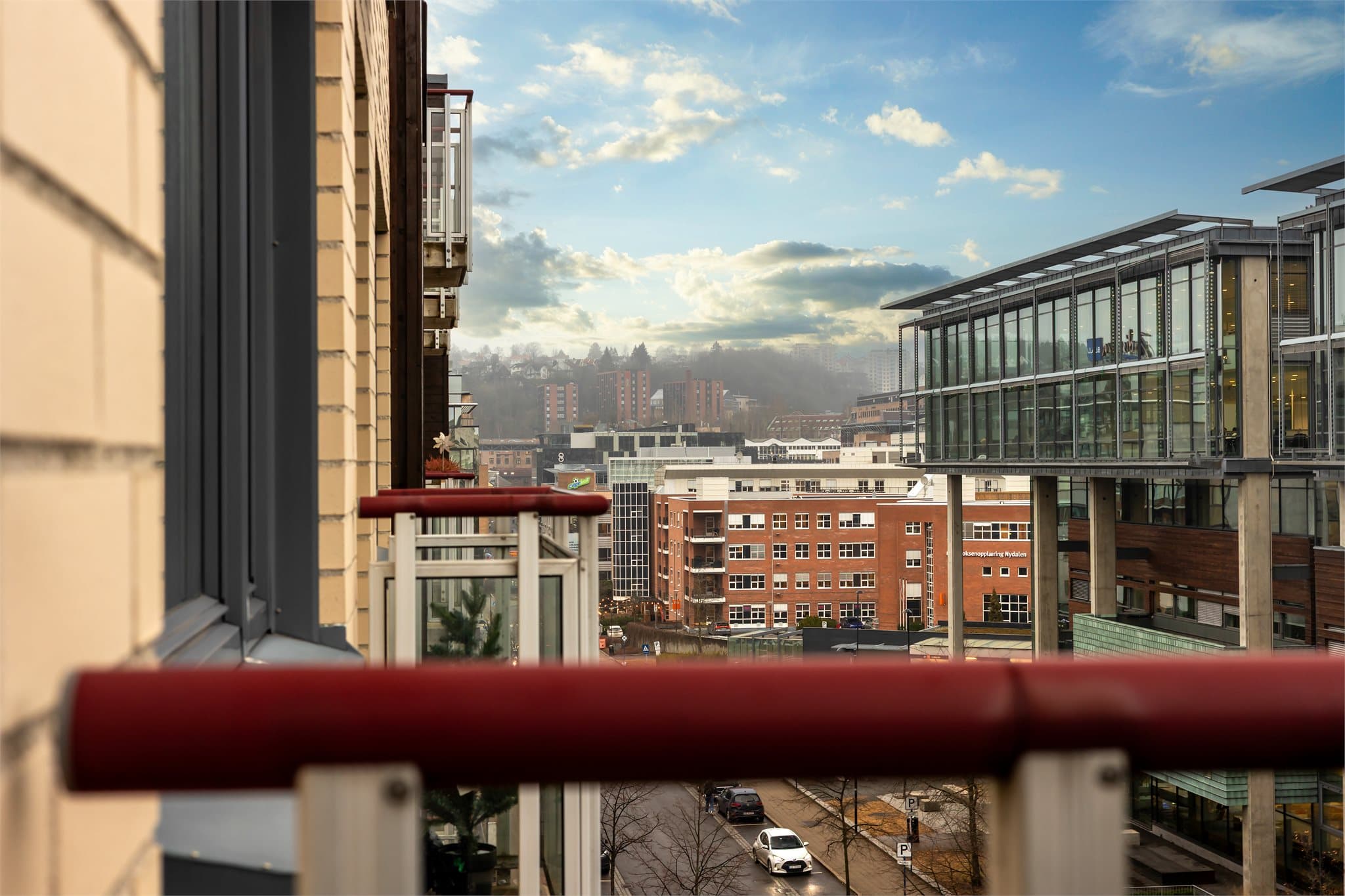 Fra balkongen har du utsyn over det urbane og moderne miljøet i Nydalen., samt nabobygget BI.
