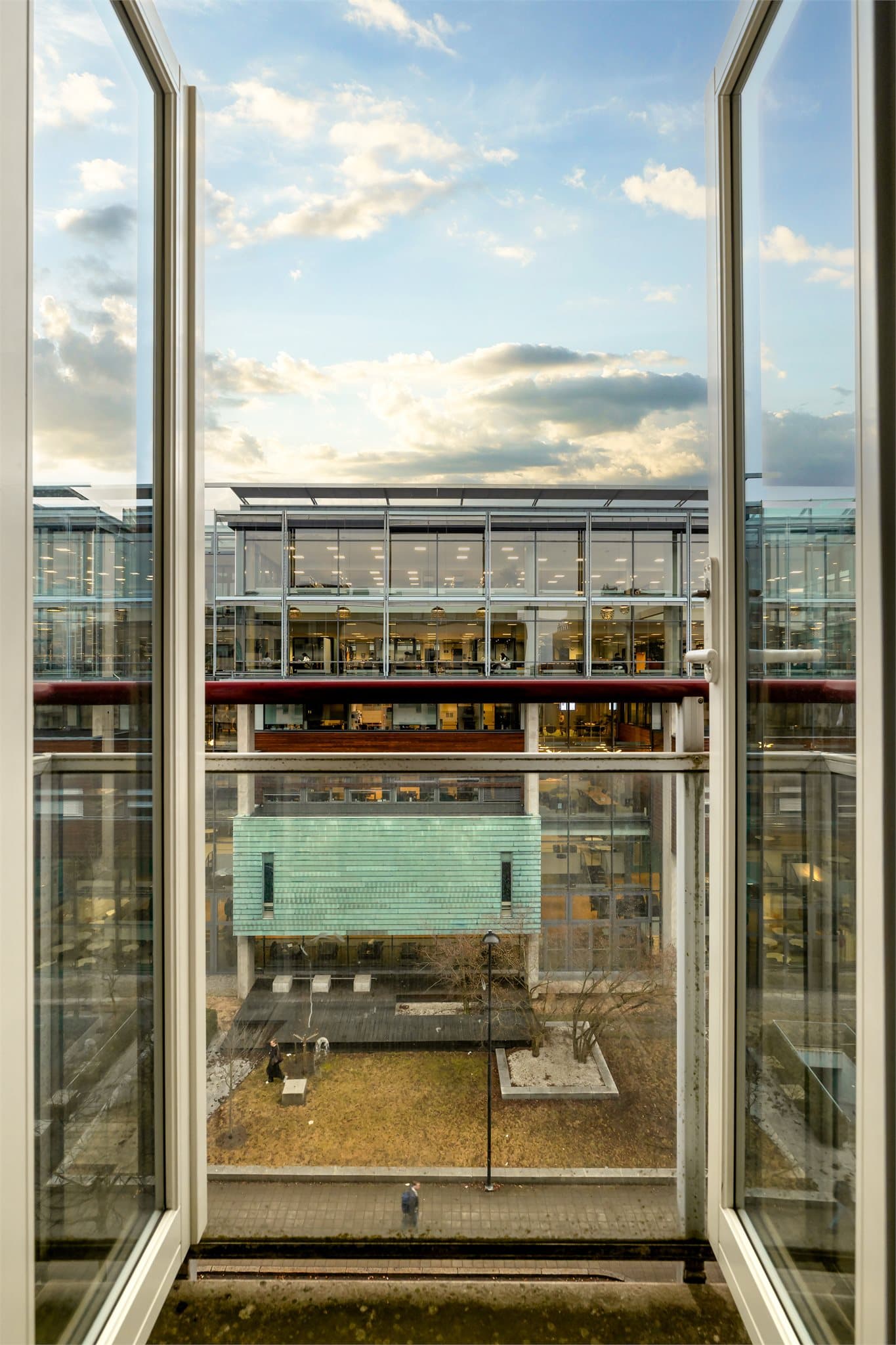 Luftebalkongen nås via en tofløyet dør som åpner opp rommet og skaper en lys og luftig overgang mellom inne og ute.