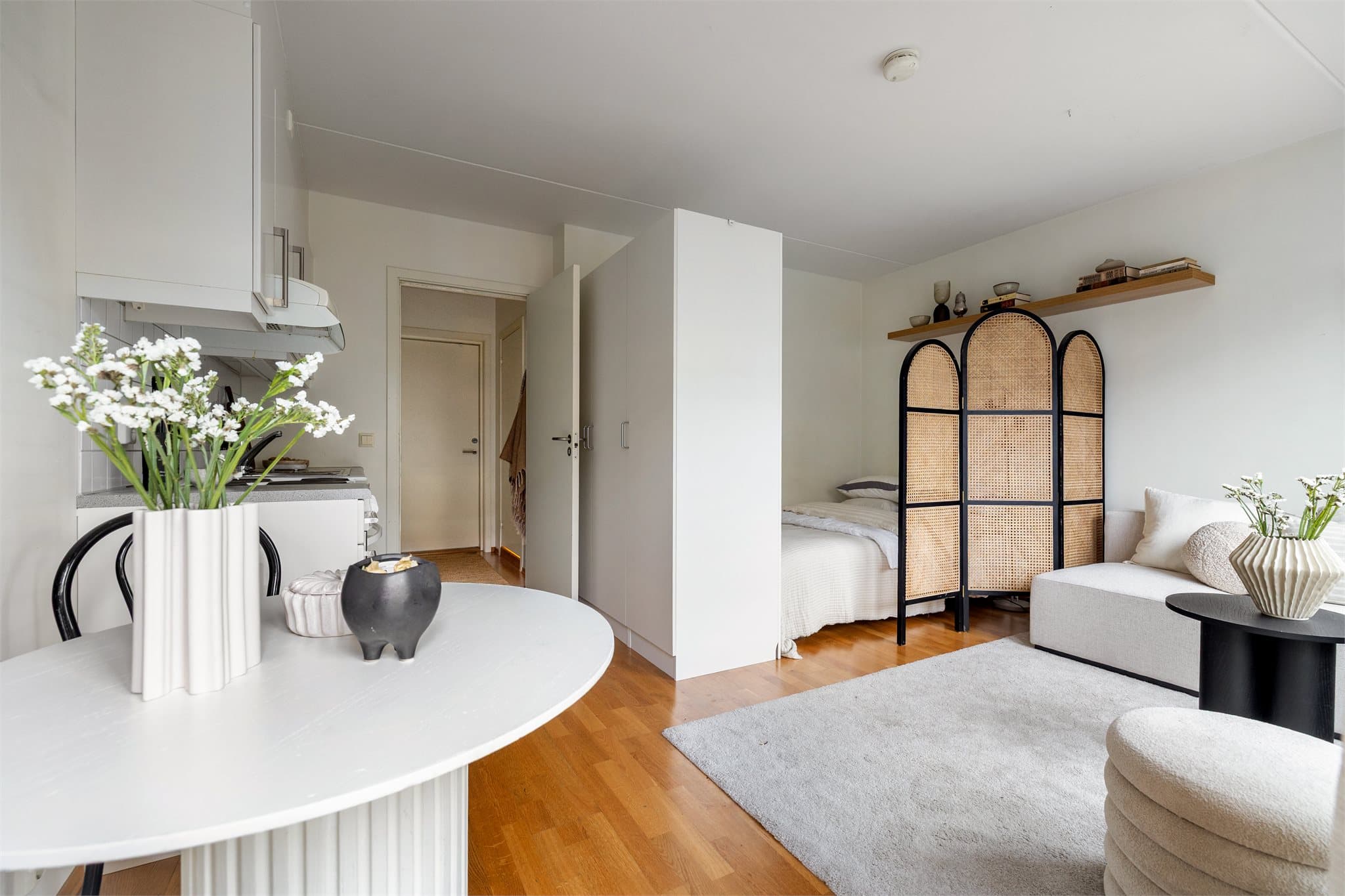 Den smarte rominndelingen gir en naturlig og skjermet plass for sengen.