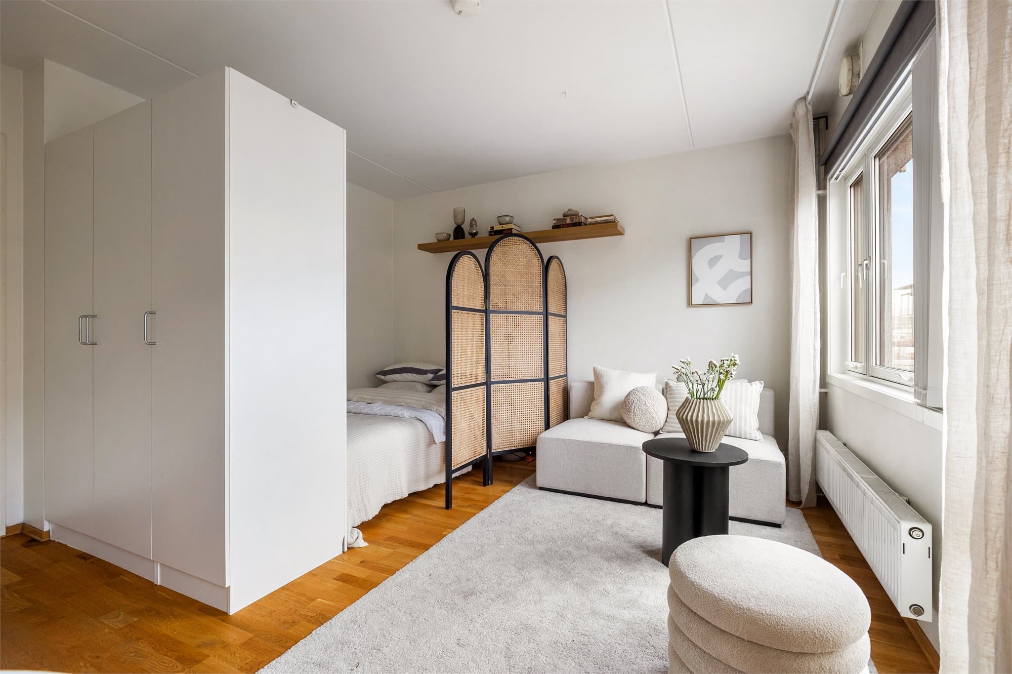 Den åpne løsningen gir fleksibilitet i møbleringen og utnytter plassen godt.