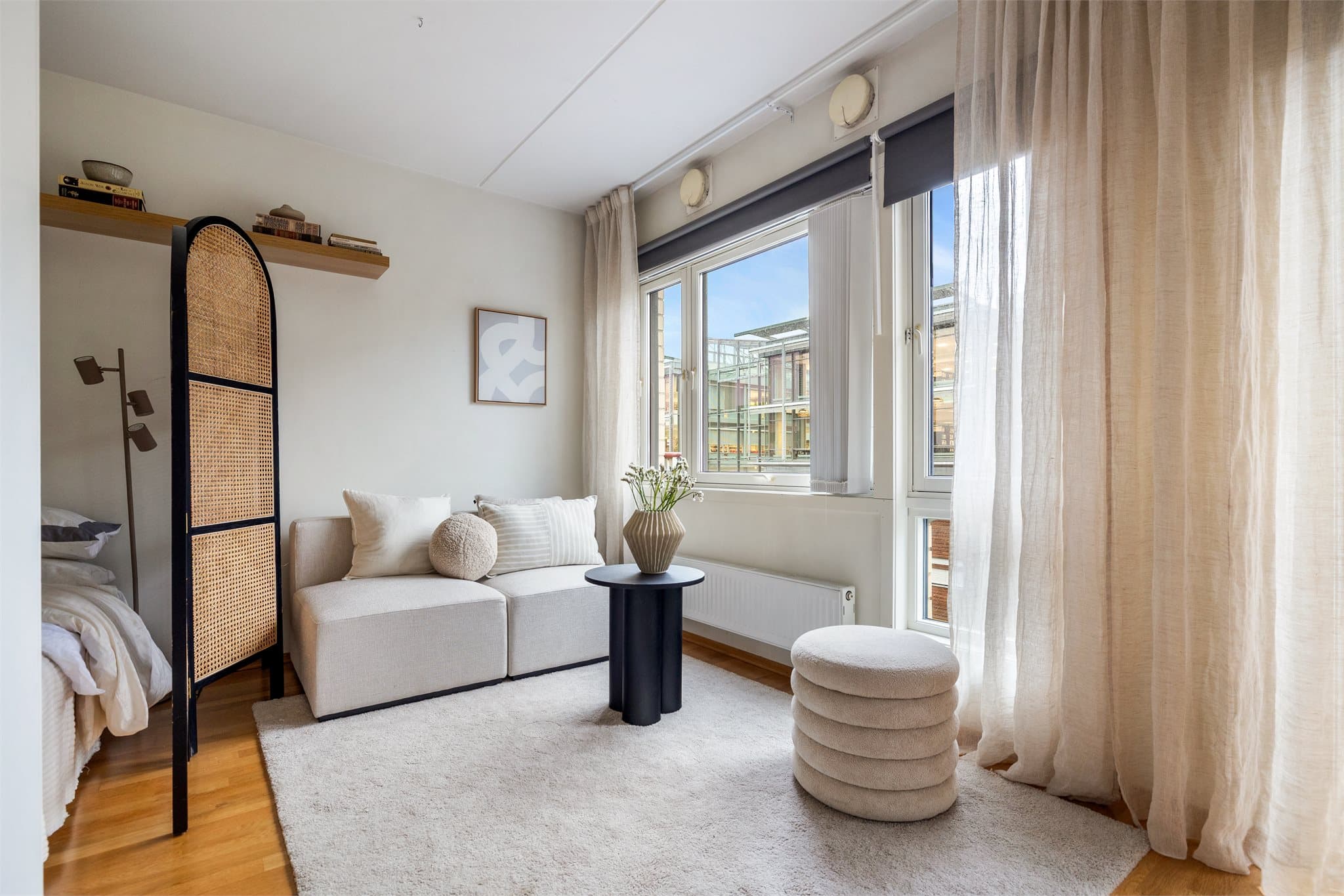 Store vindusflater med 2-lags isolerglass fra 2006 slipper inn rikelig med dagslys.