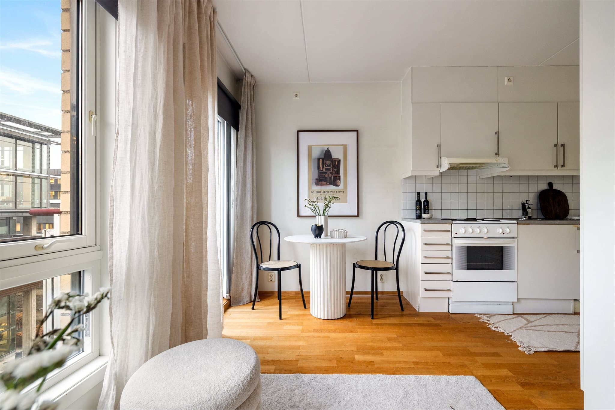 Det er plass til en hyggelig spiseplass i overgangen mellom kjøkken og stue.