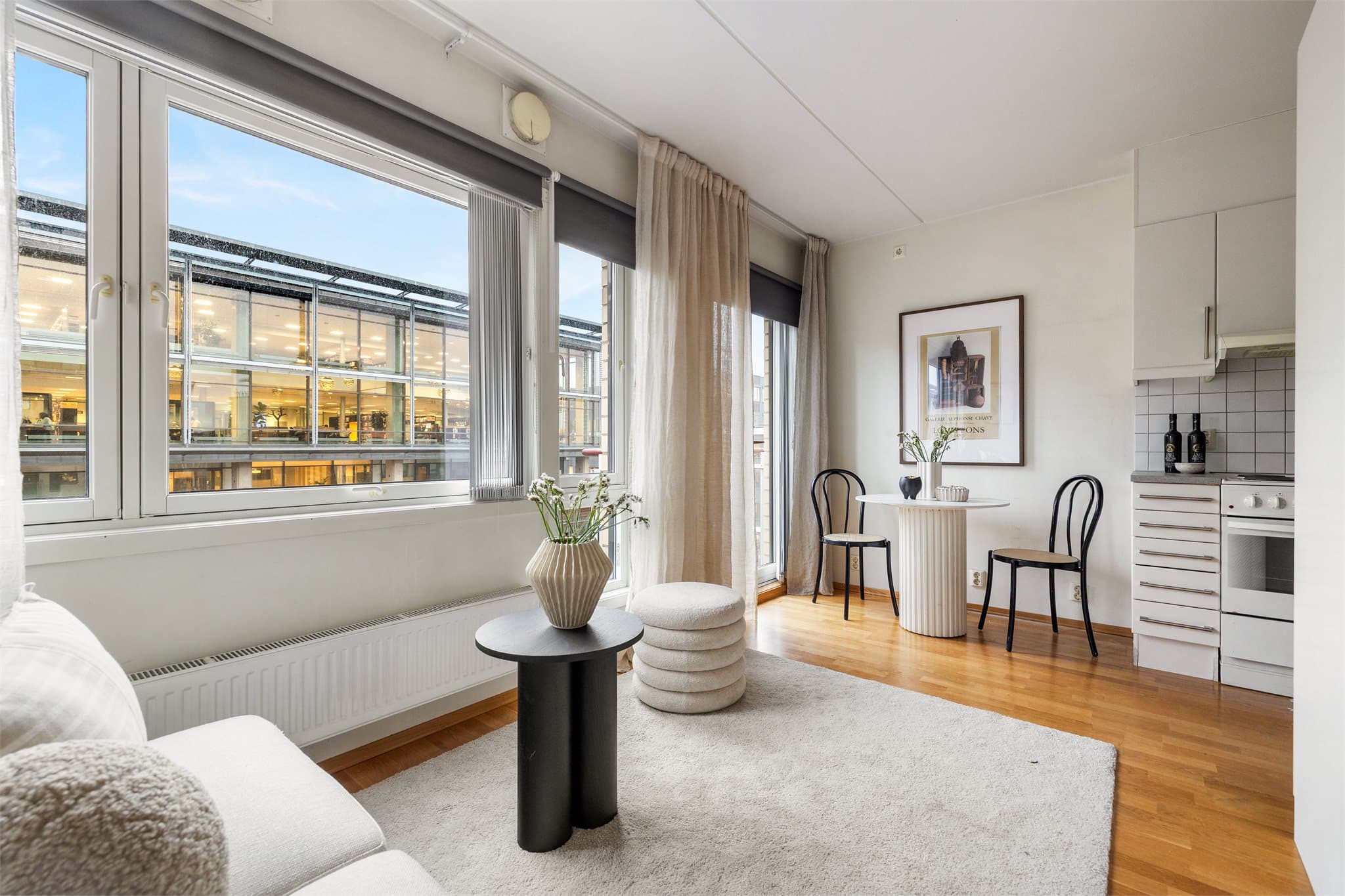 Leiligheten har en lys, åpen og sosial planløsning med gjennomgående 3-stavs eikeparkett og en takhøyde på 2,51 meter.