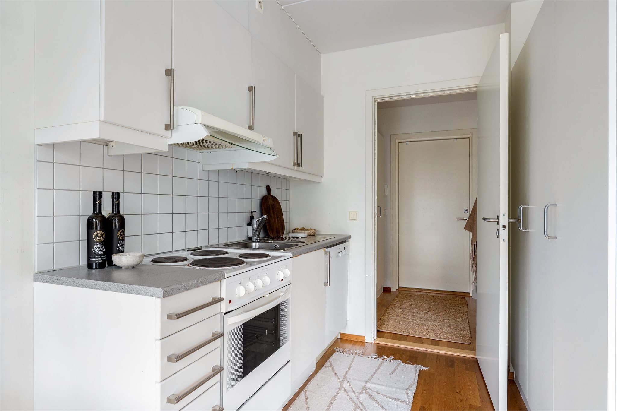 Hvitevarer medfølger. Det er tilrettelagt for oppvaskmaskin (overleveres uten kjøleskap).